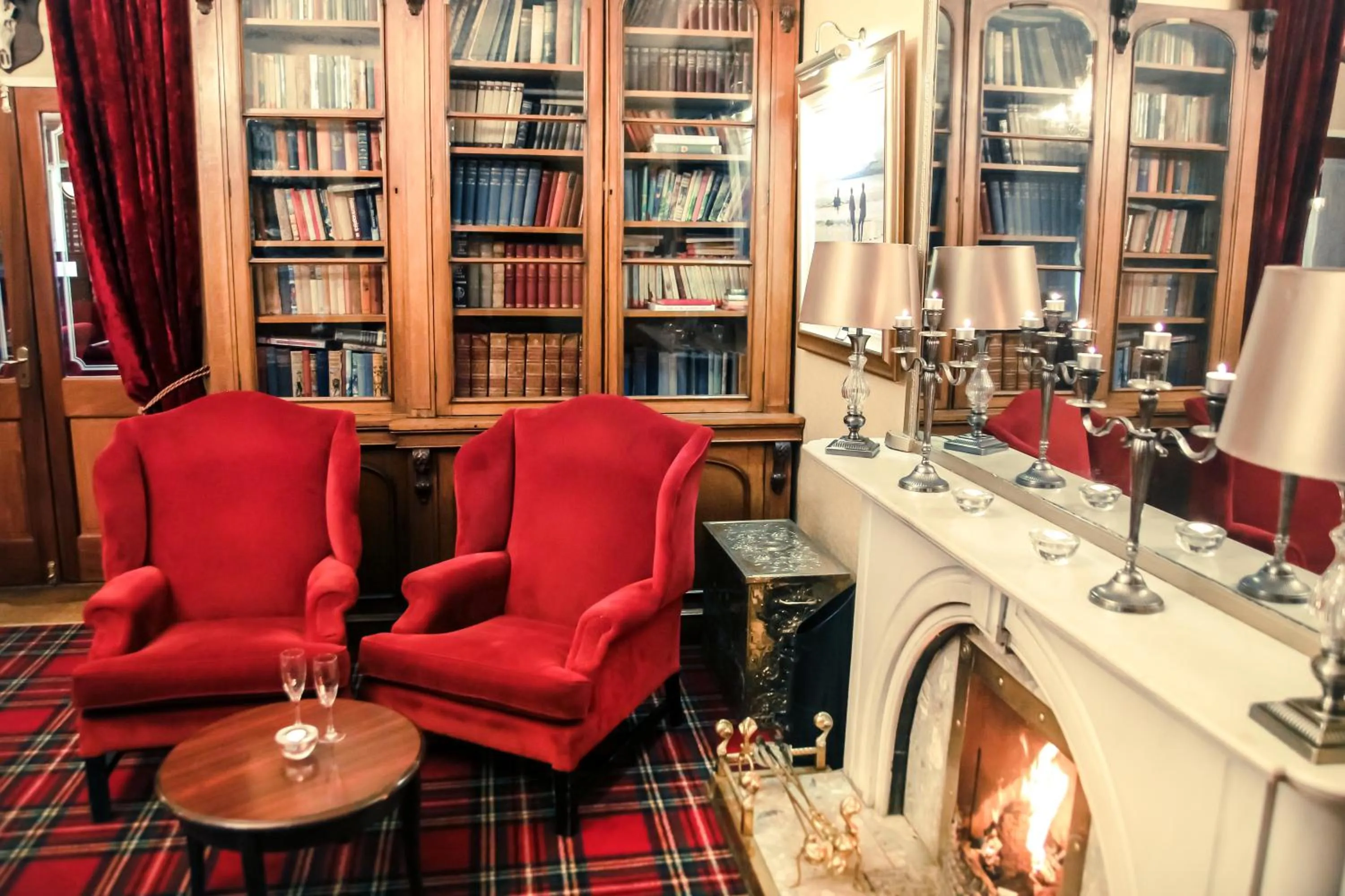 Communal lounge/ TV room in Arnolds Hotel