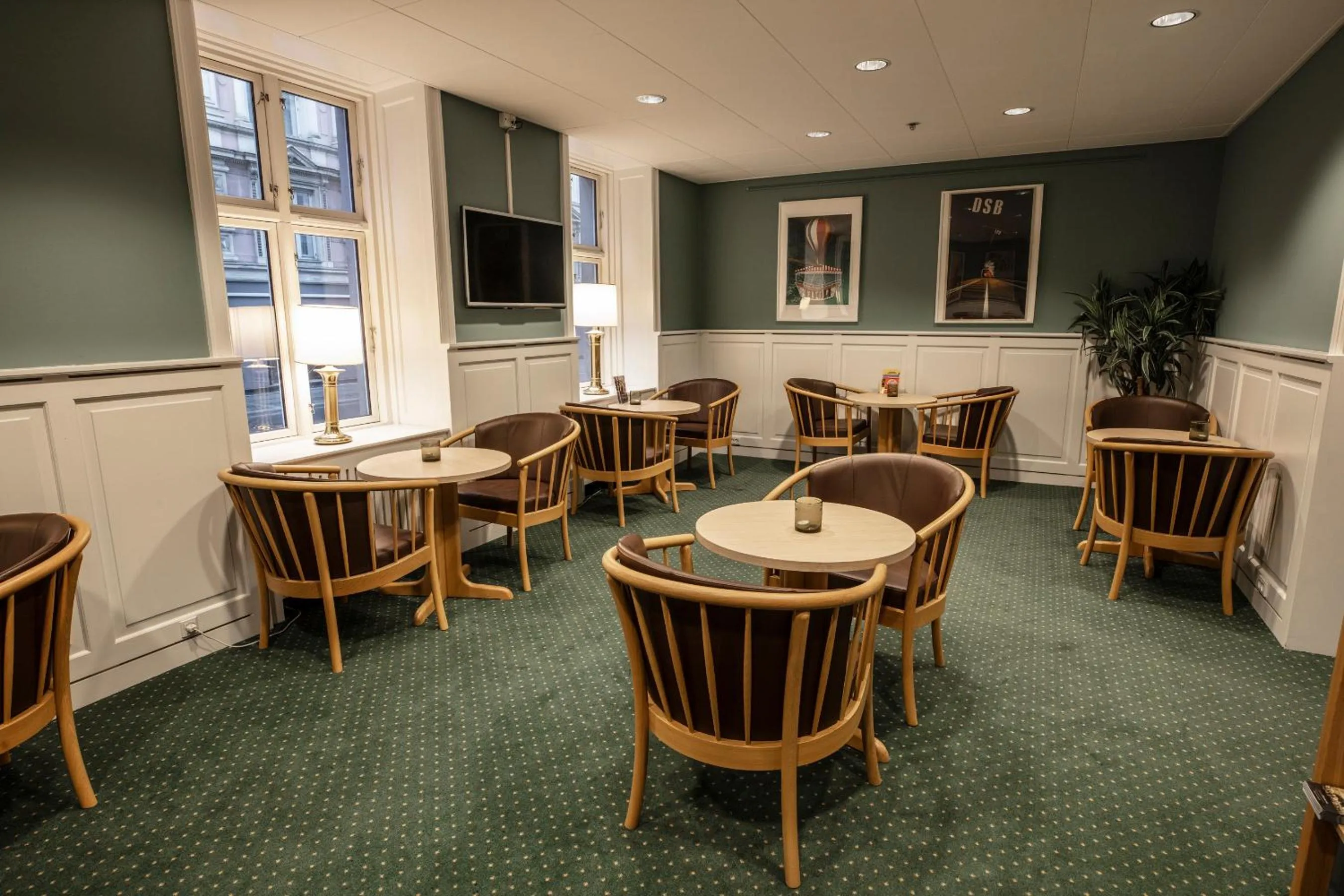 Communal lounge/ TV room in City Hotel Nebo