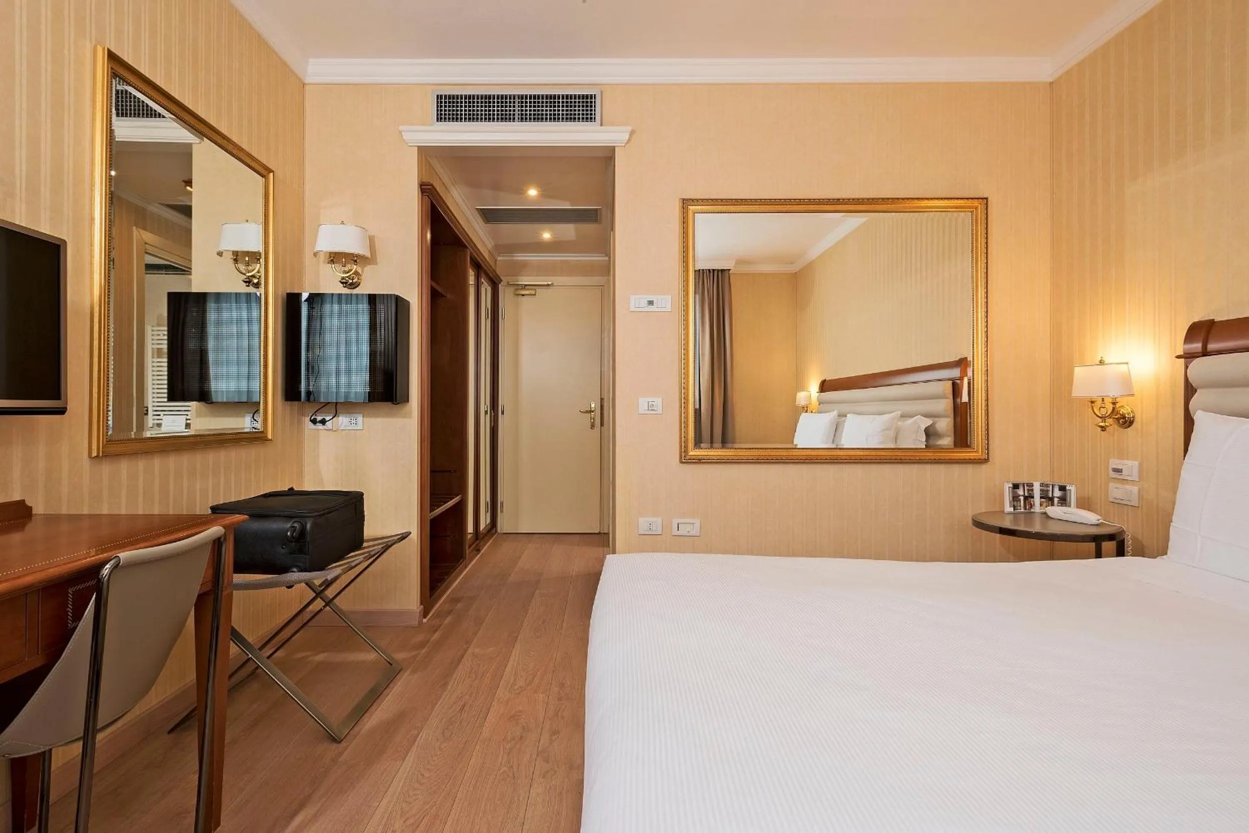 Photo of the whole room, Bed in Hotel Maggior Consiglio