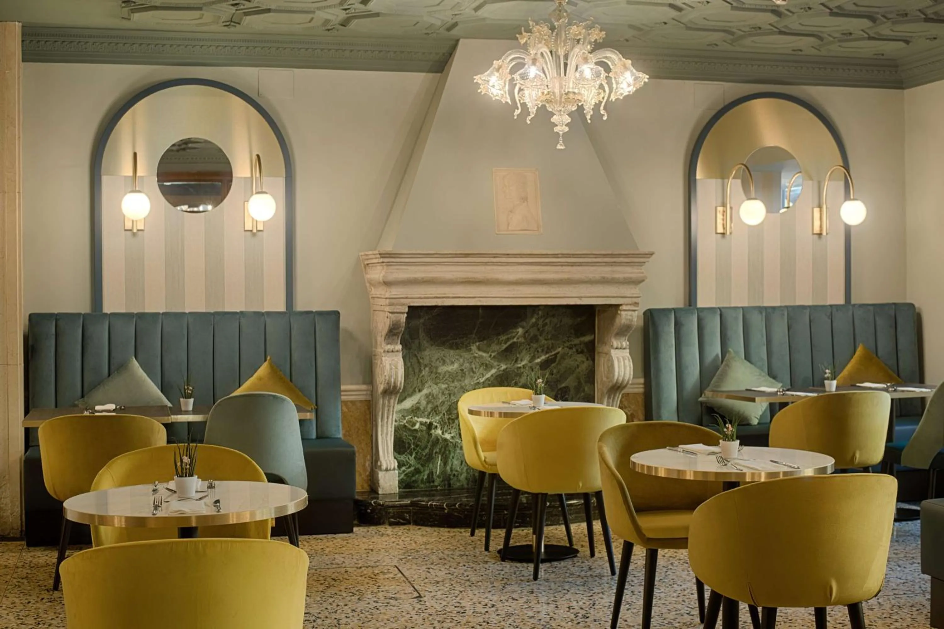 Restaurant/places to eat in NH Venezia Santa Lucia