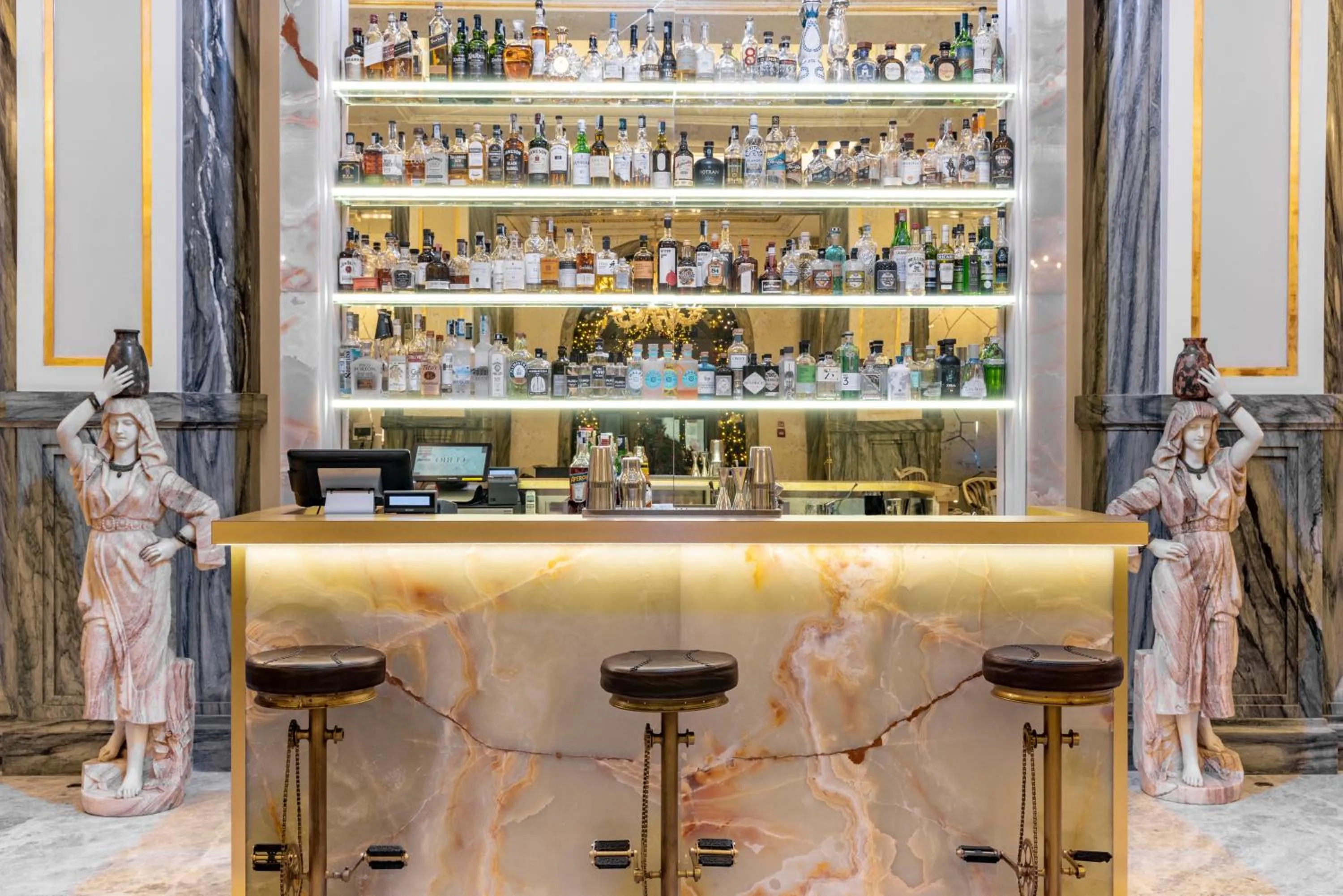 Lounge or bar in Aleph Rome Hotel, Curio Collection By Hilton