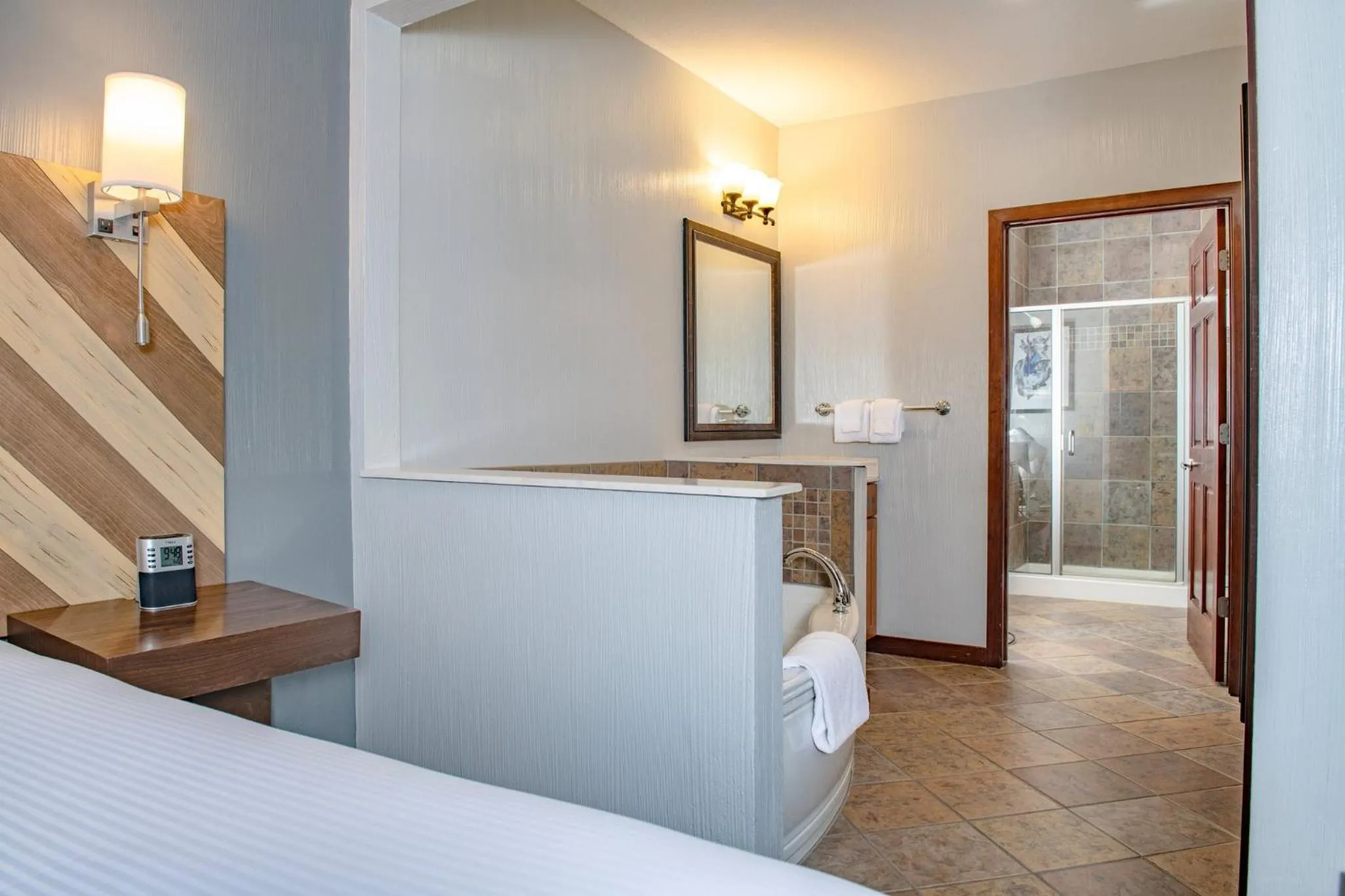 Bathroom, Bed in Club Wyndham Glacier Canyon