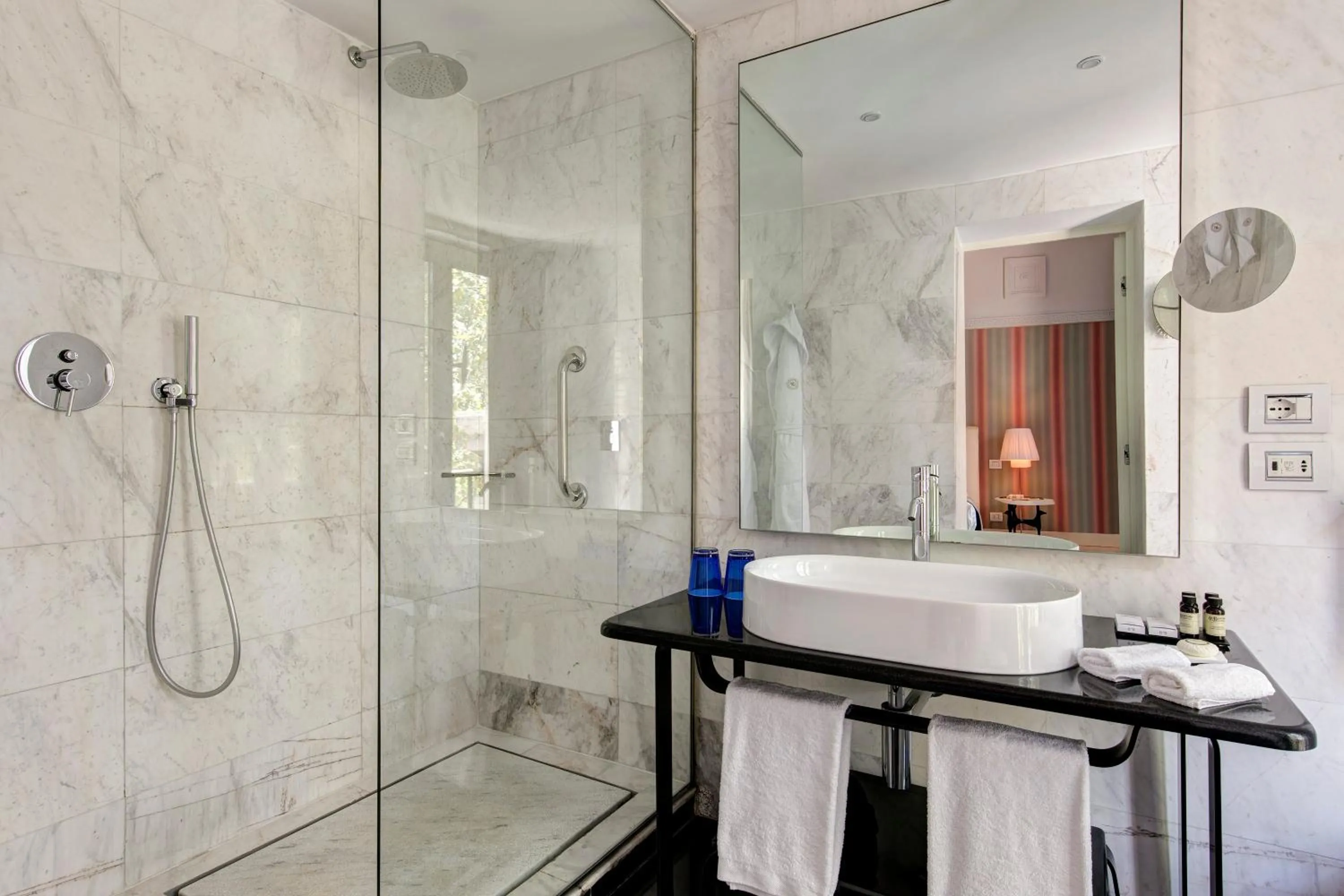 Shower in Grand Hotel Palace Rome