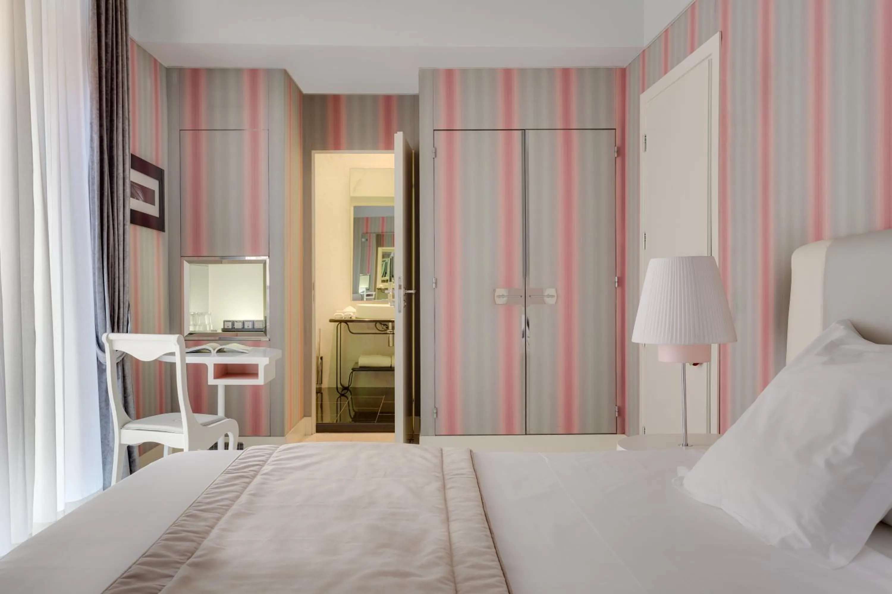 Bed in Grand Hotel Palace Rome