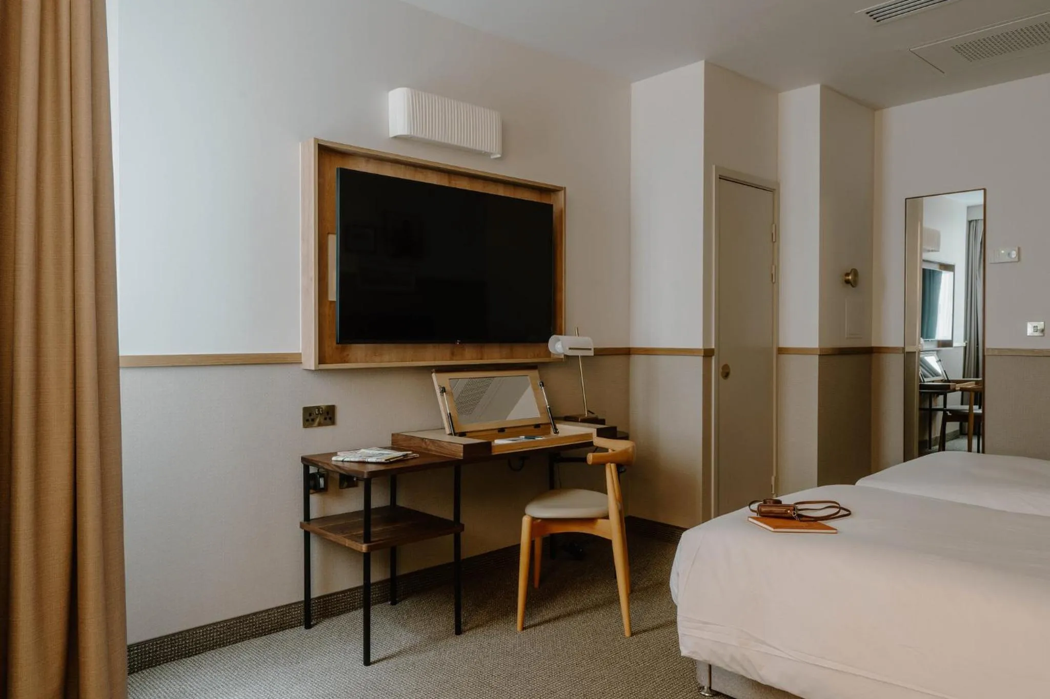 Bedroom, Bed in Club Quarters Hotel London City, London