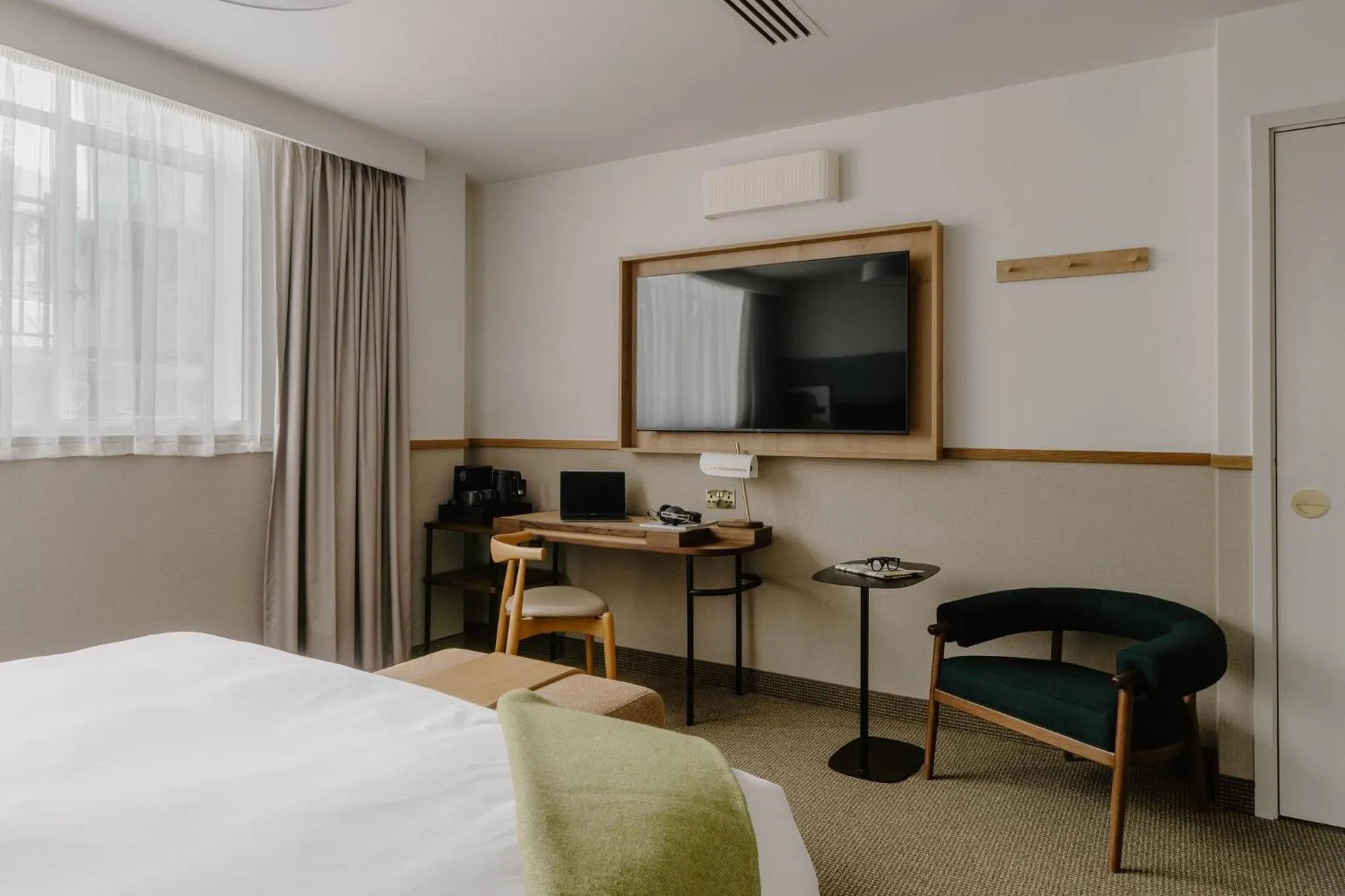 Photo of the whole room, Bed in Club Quarters Hotel London City, London