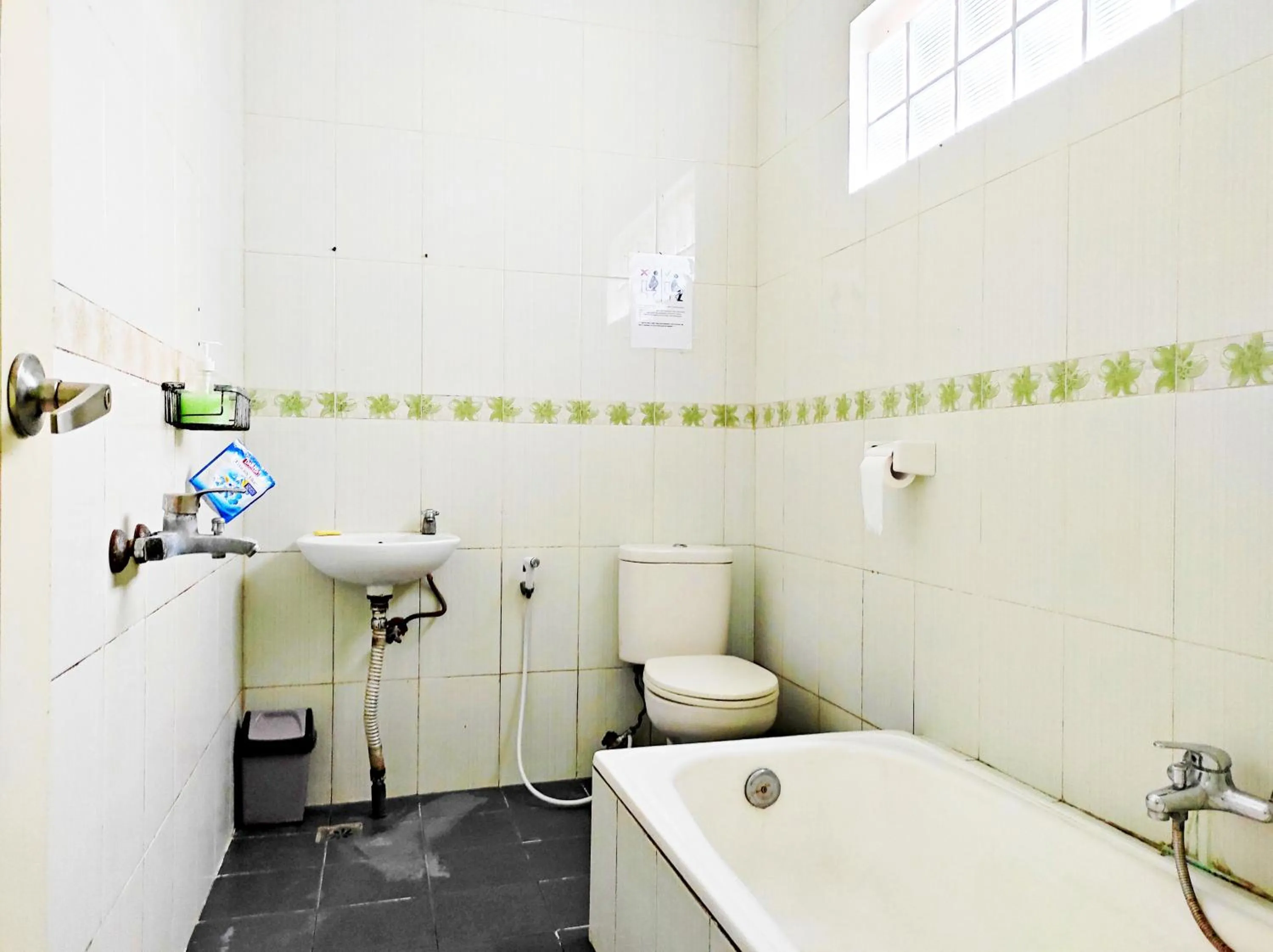 Bathroom in Radio Backpacker Guesthouse Syariah