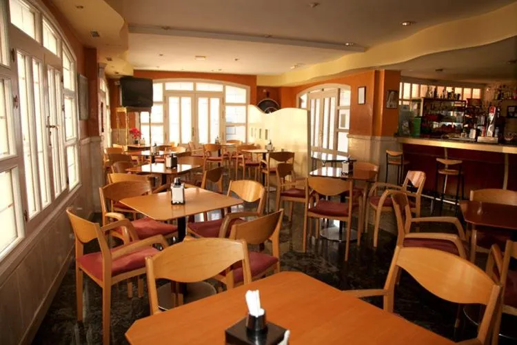 Restaurant/places to eat in Hotel Los Arcos