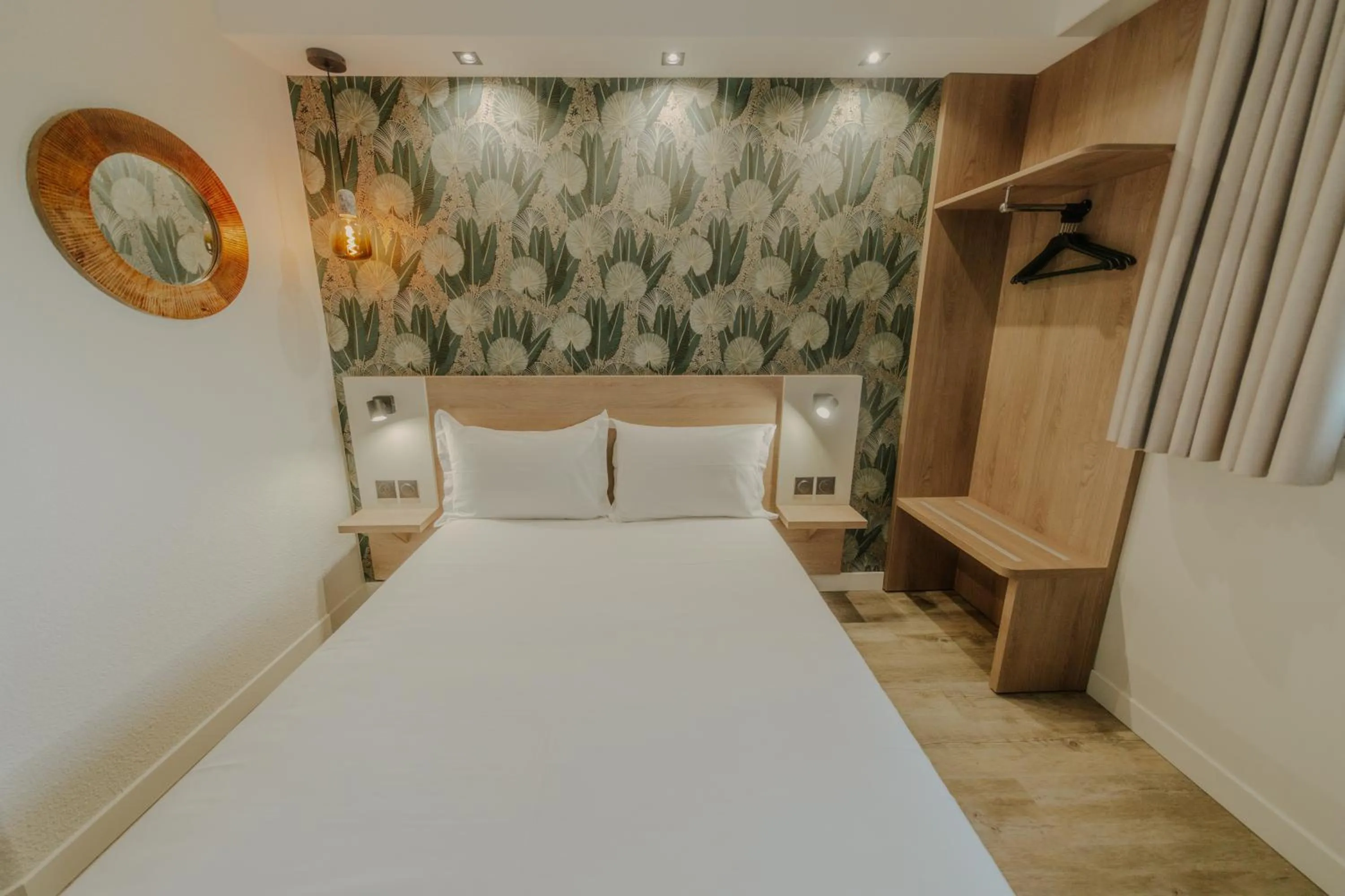 Bedroom, Bed in KYRIAD DIRECT ORLEANS NORD - Cap Saran