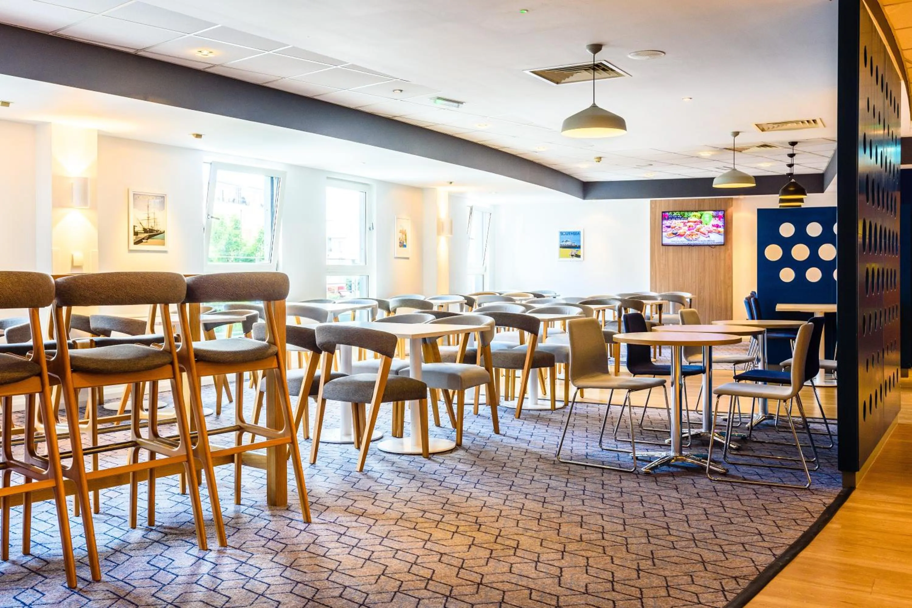 Lounge or bar in Holiday Inn Express Portsmouth Gunwharf Quays by IHG