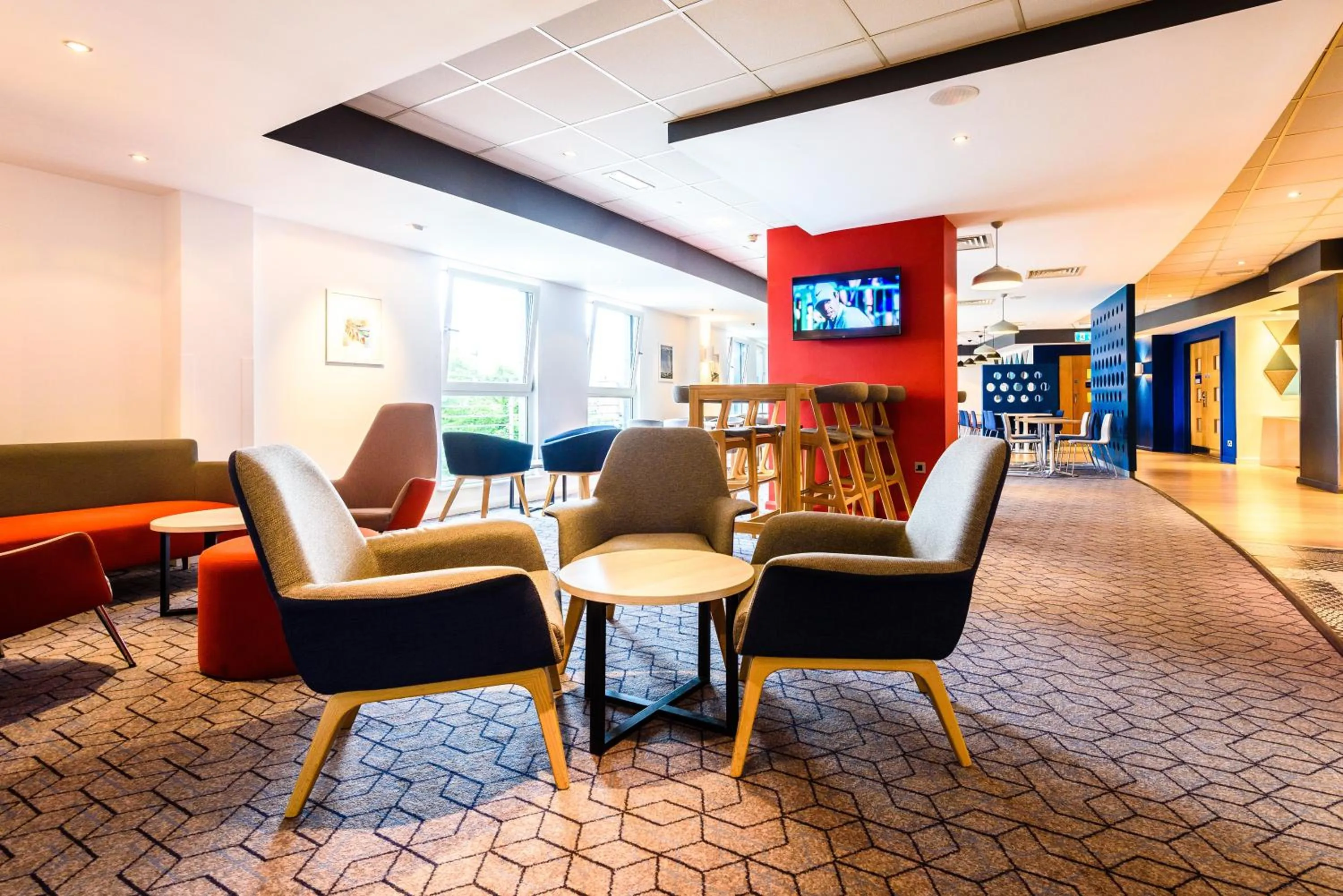 Lounge or bar in Holiday Inn Express Portsmouth Gunwharf Quays by IHG