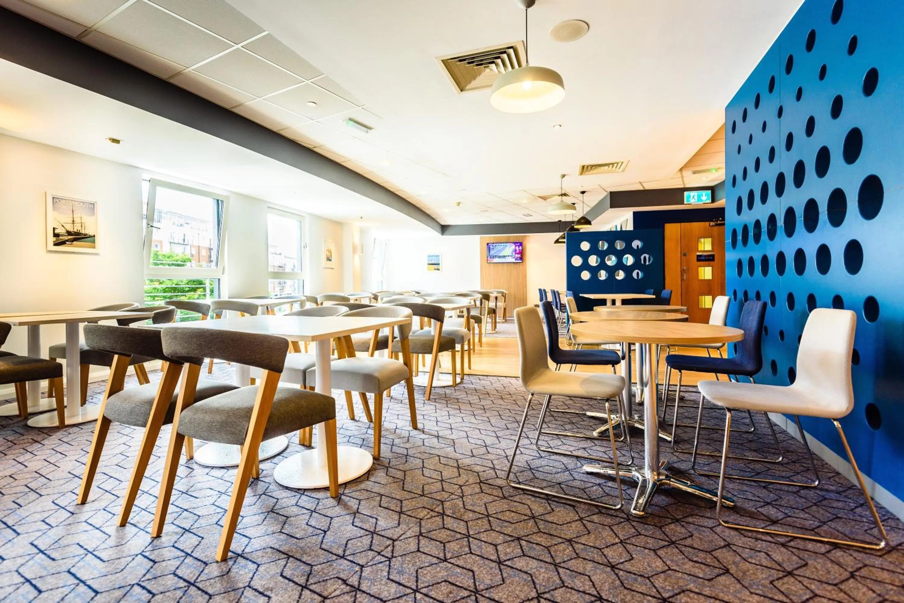 Lounge or bar in Holiday Inn Express Portsmouth Gunwharf Quays by IHG