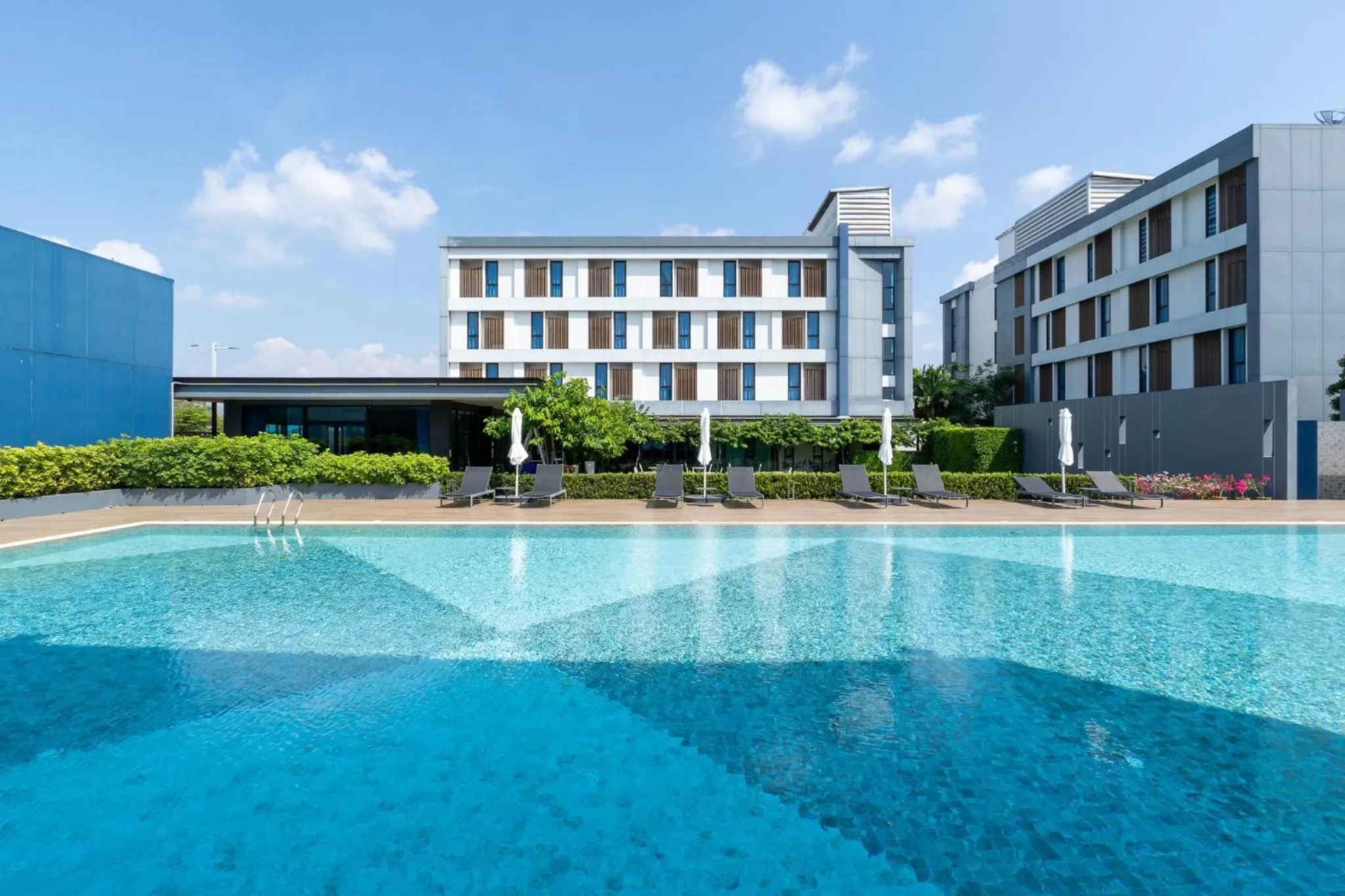 Swimming pool in Blue Rabbit Hotel