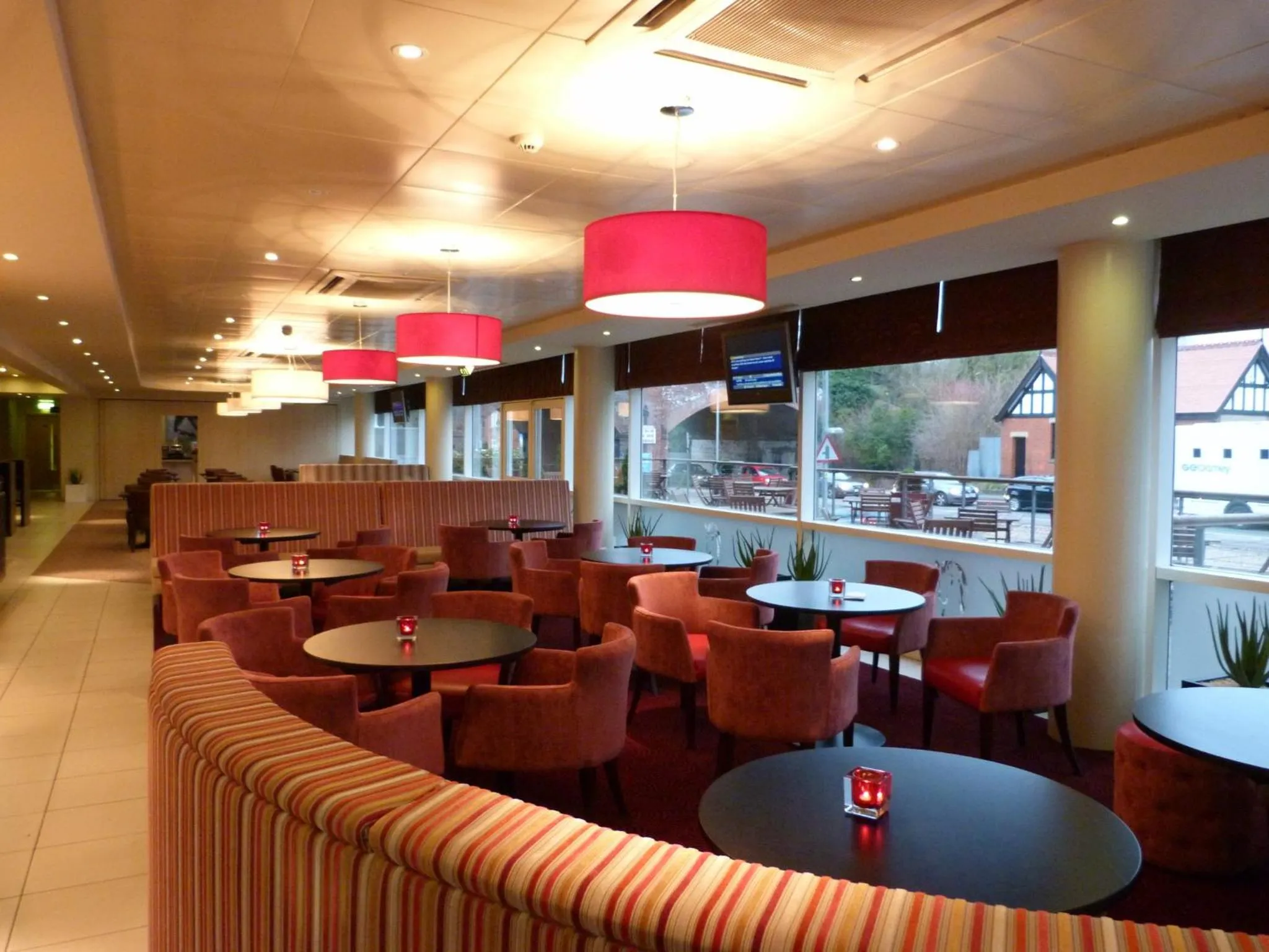 Lounge or bar in Holiday Inn Express, Chester Racecourse by IHG