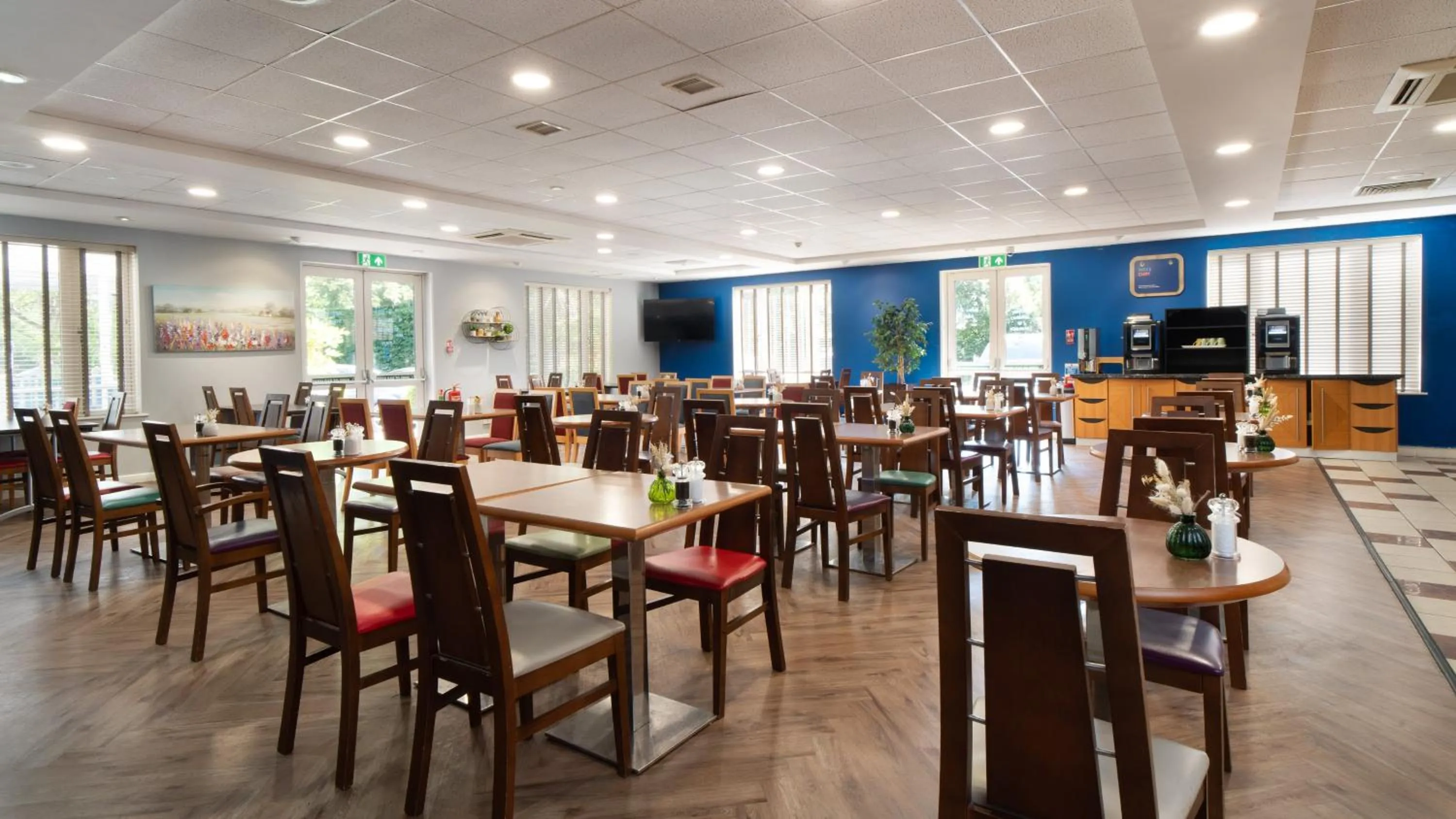 Restaurant/places to eat in Holiday Inn Express Poole by IHG