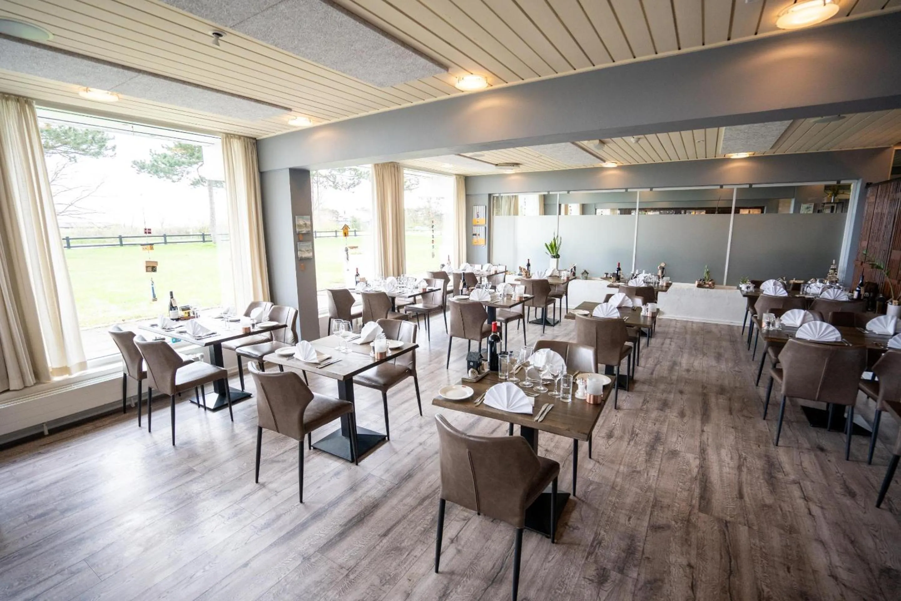 Restaurant/places to eat in Hotel Marina