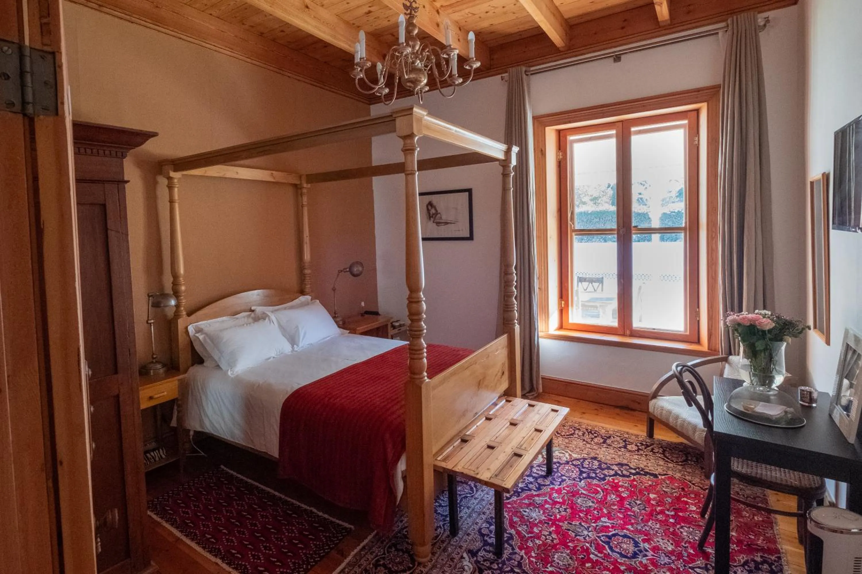 Photo of the whole room, Bed in Merindol Manor