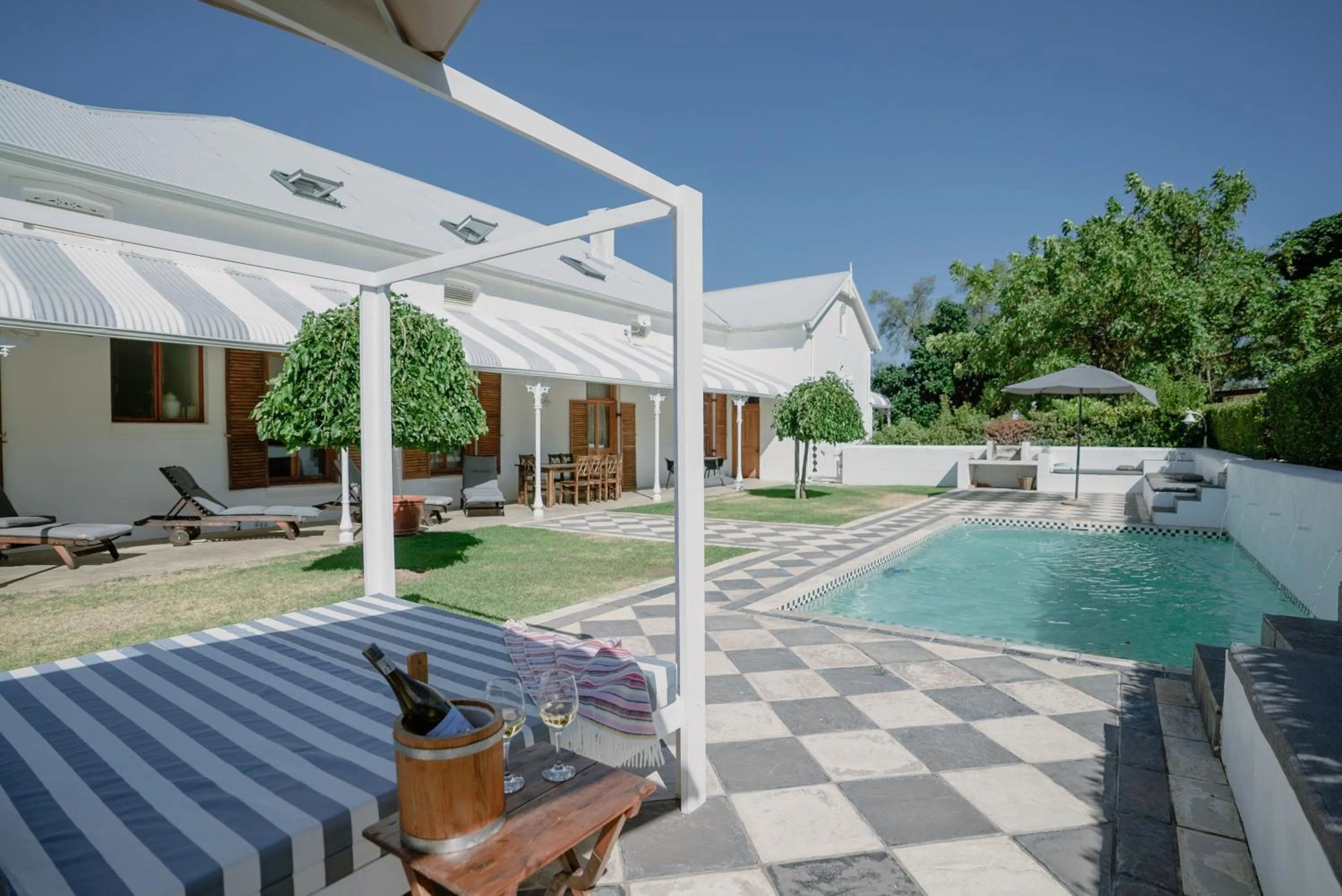 Swimming pool in Merindol Manor