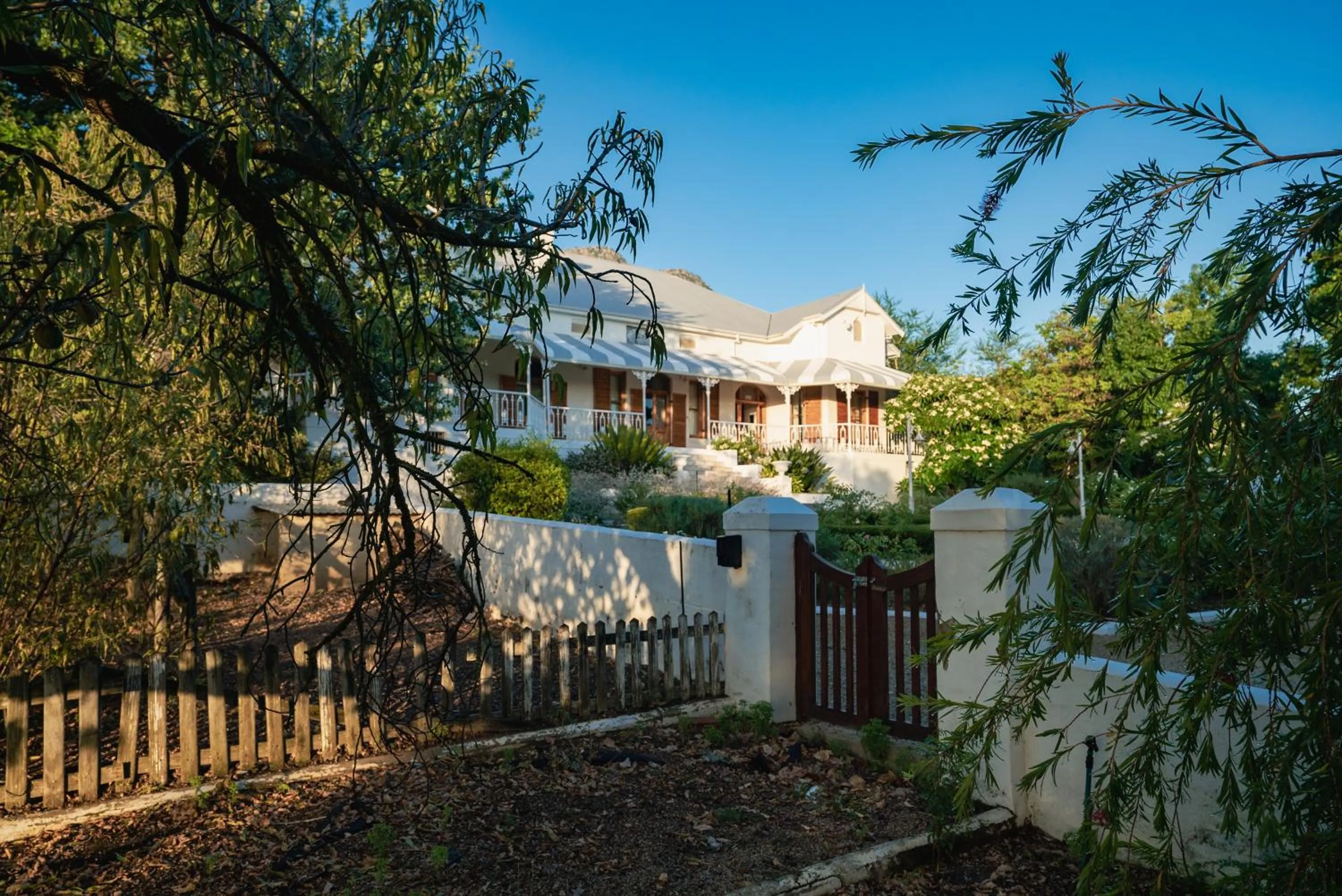 Property building in Merindol Manor