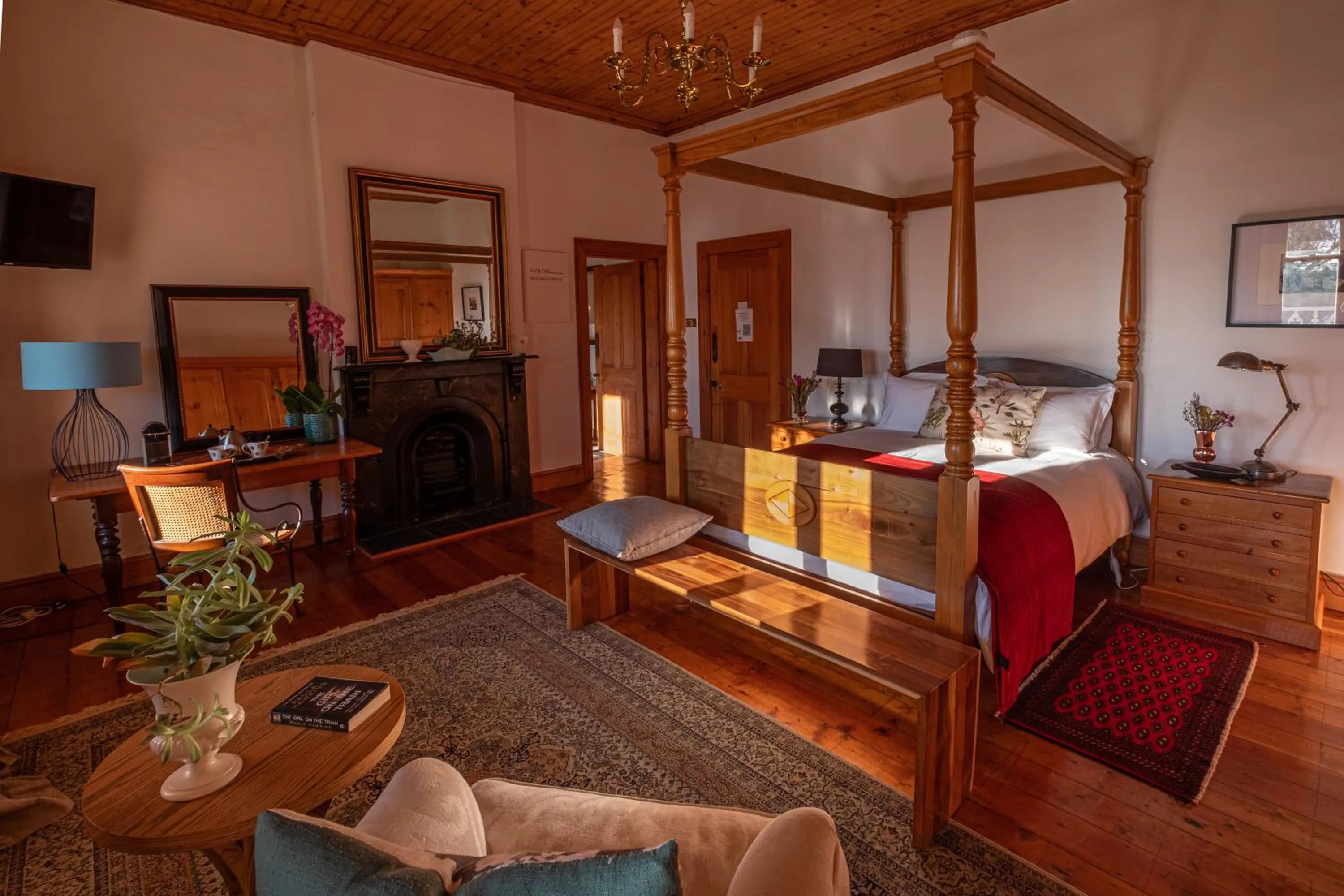 Photo of the whole room in Merindol Manor