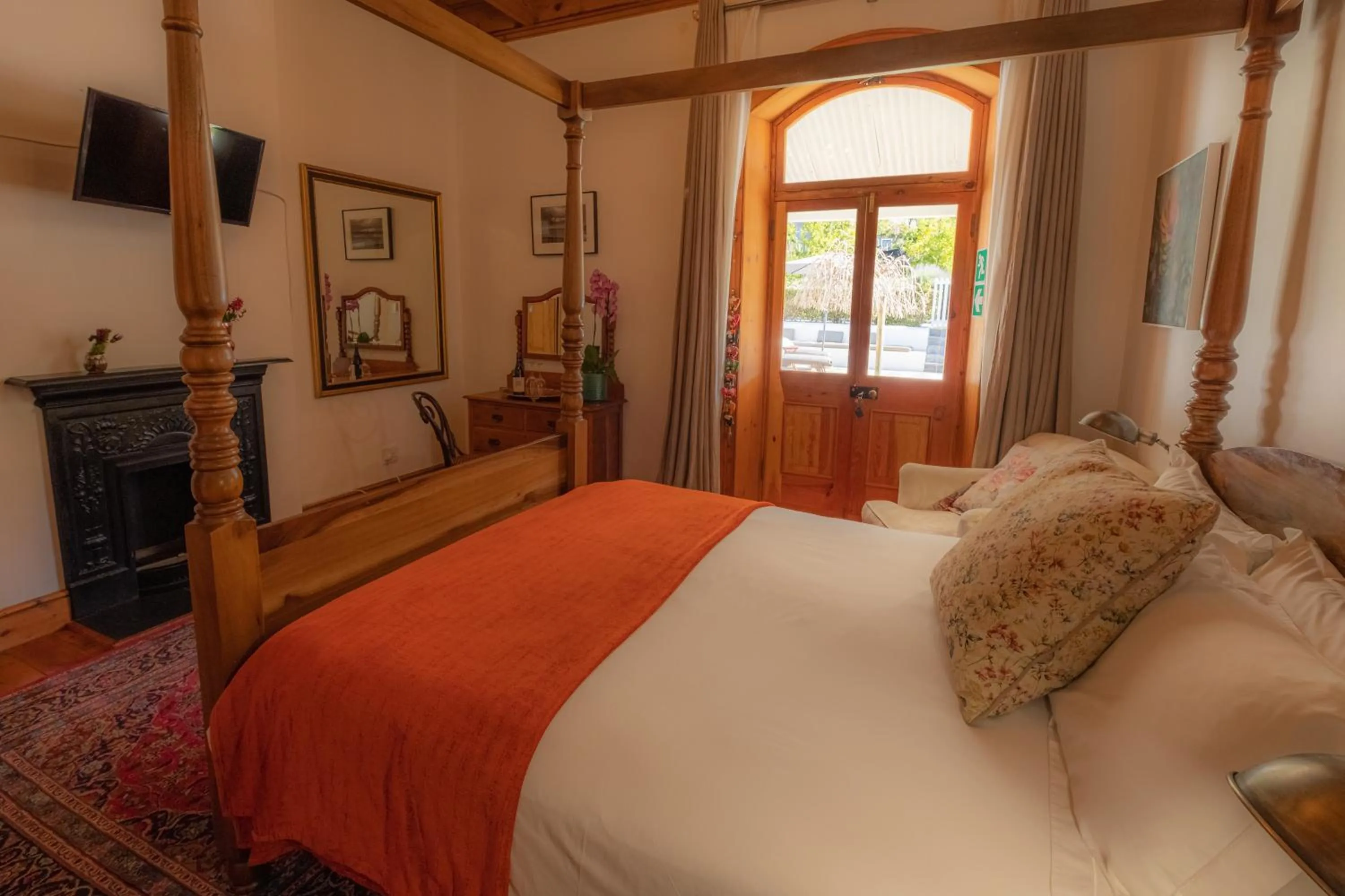 Bedroom, Bed in Merindol Manor