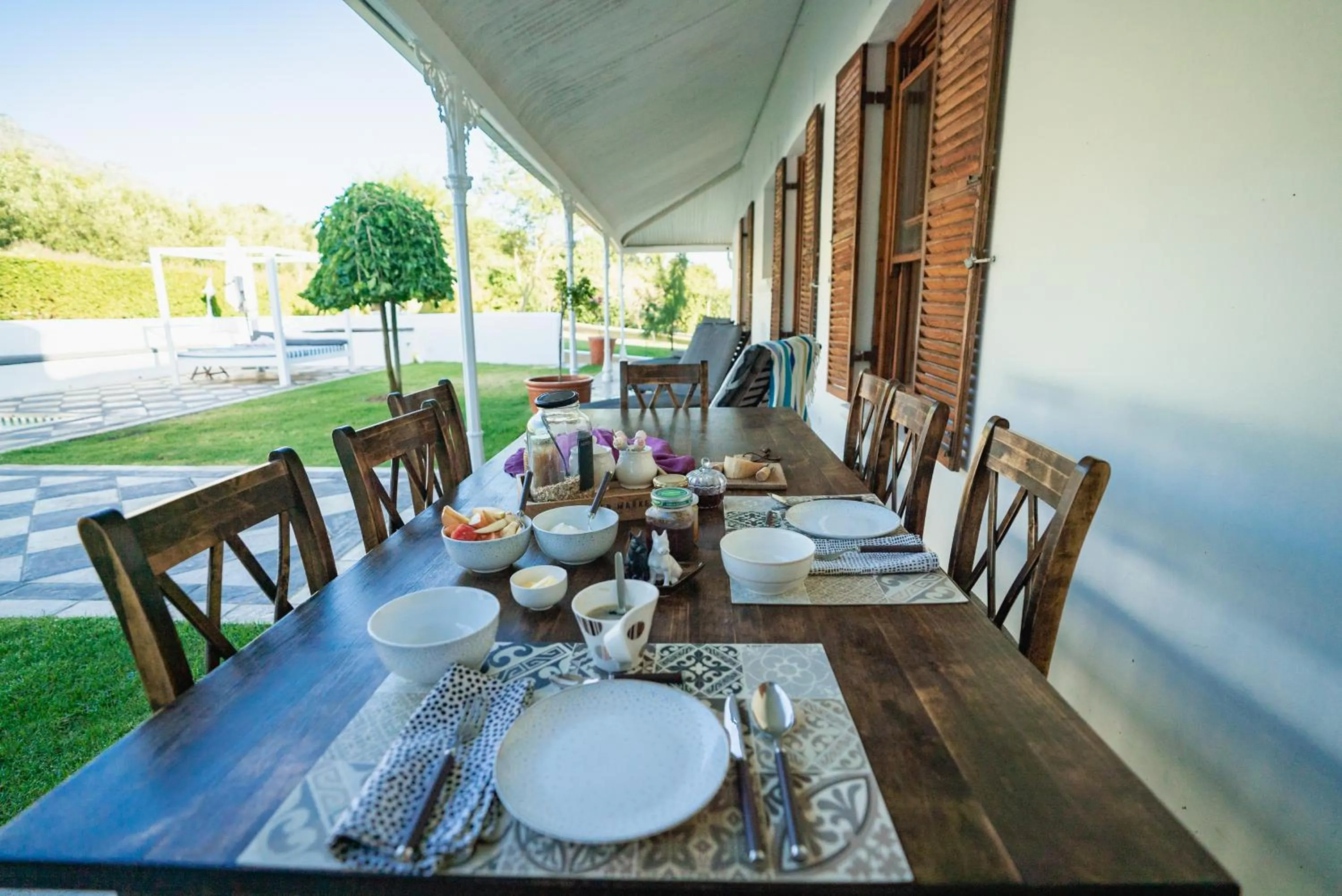 Breakfast in Merindol Manor