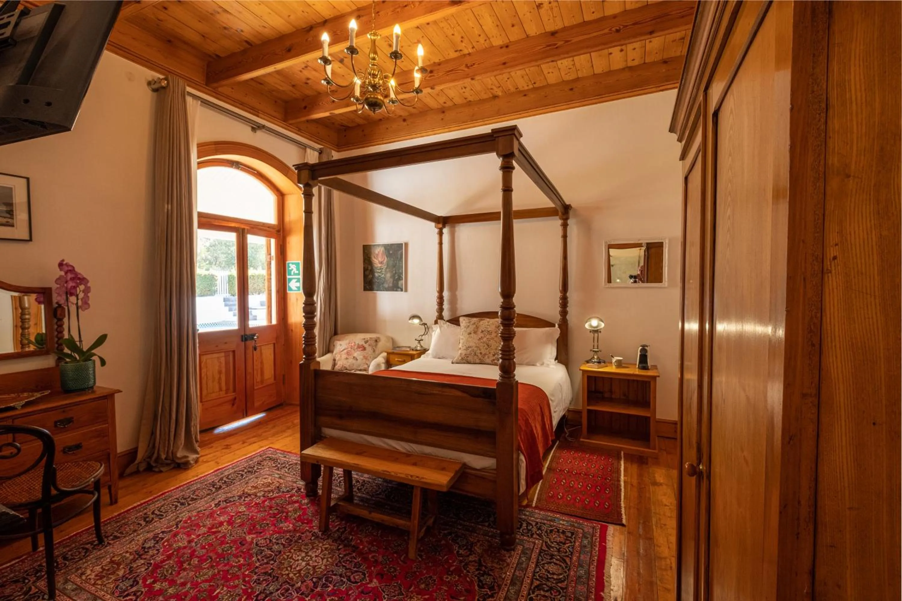 Bedroom, Bed in Merindol Manor