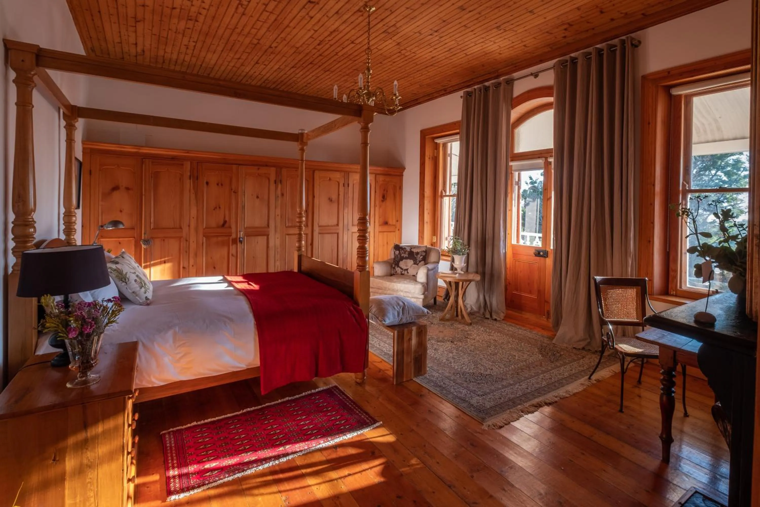Photo of the whole room, Bed in Merindol Manor