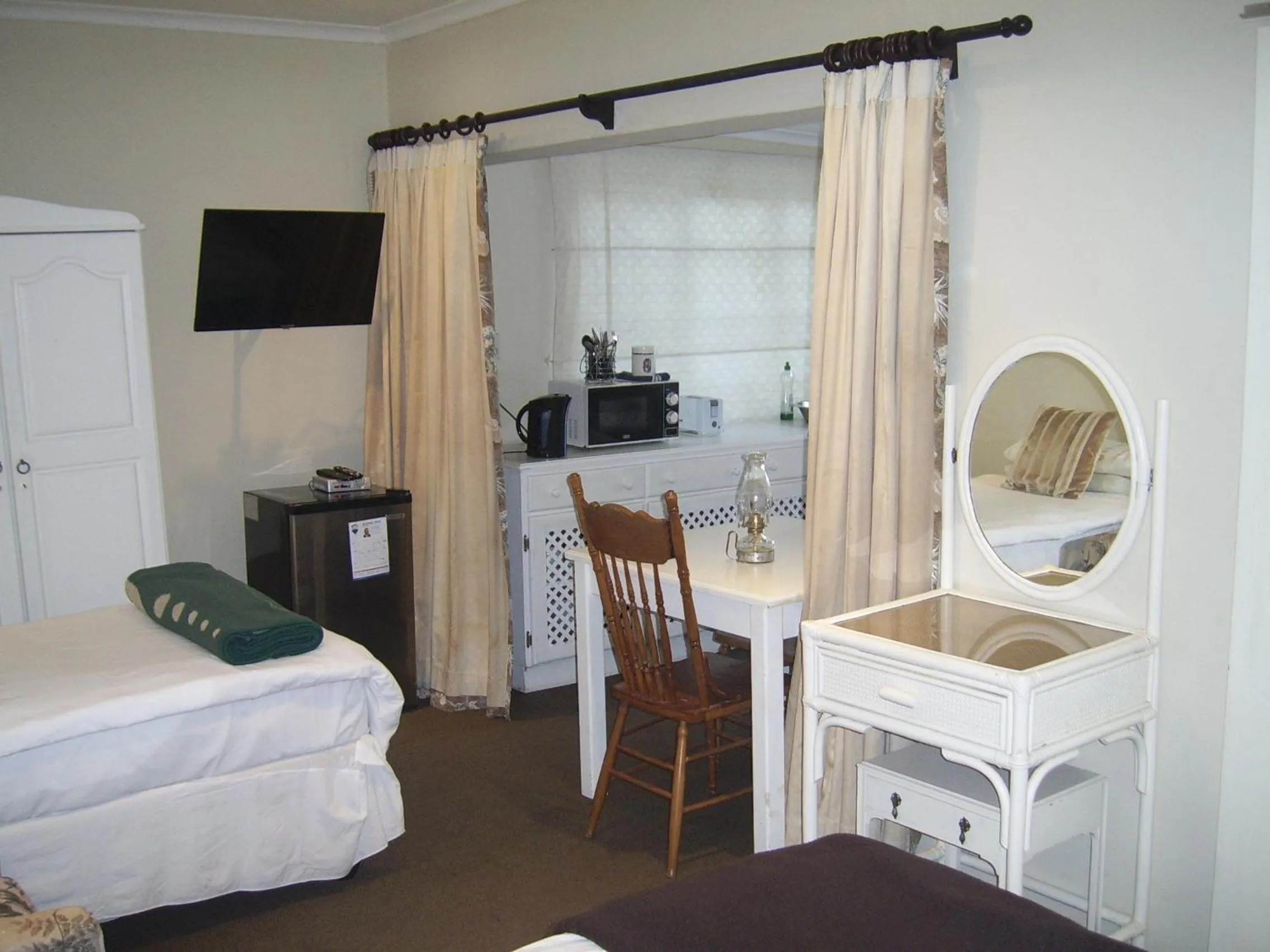 Kitchen or kitchenette, Bed in Nutmeg Guest House