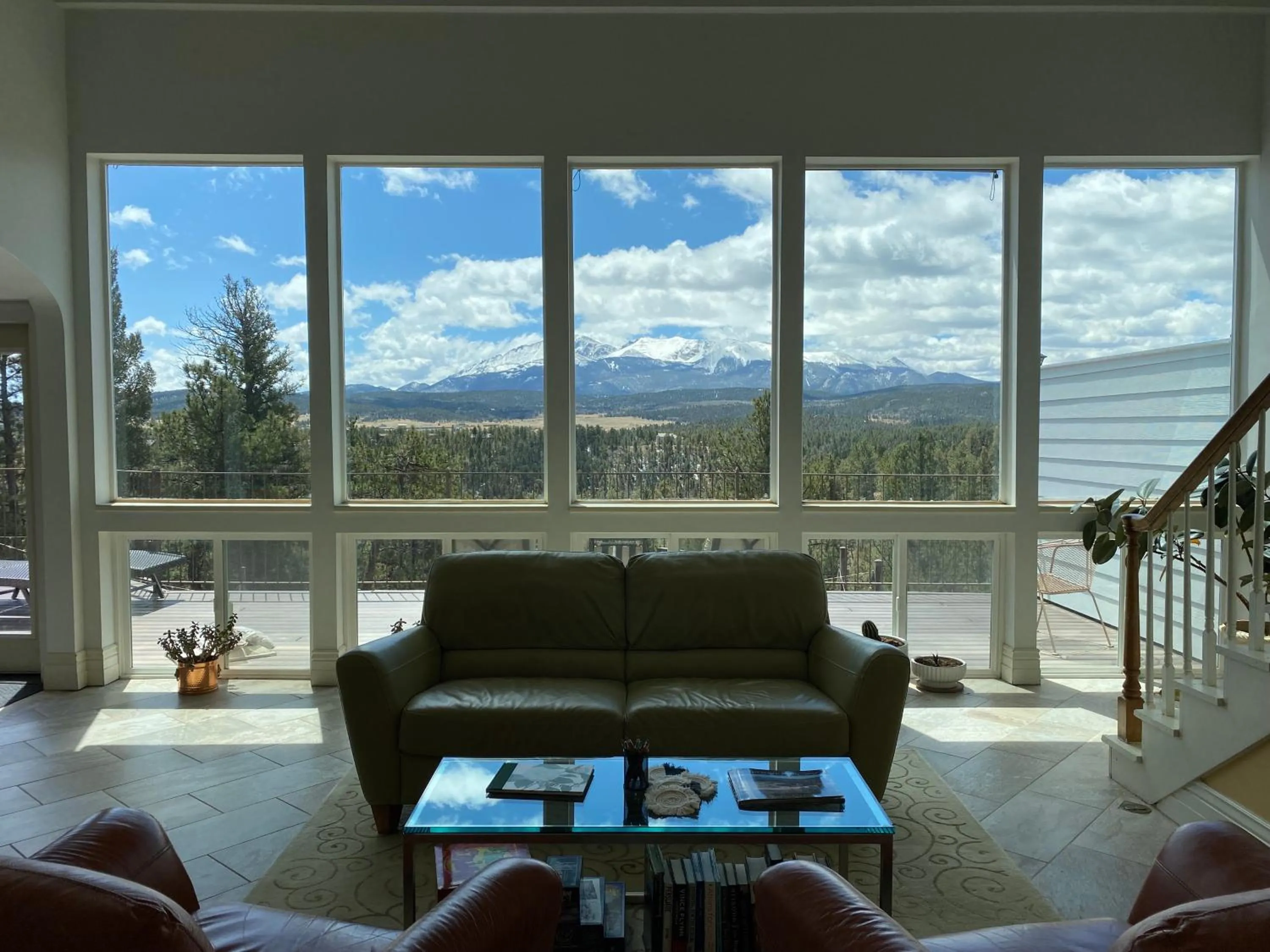 Communal lounge/ TV room in Pikes Peak Paradise Bed and Breakfast