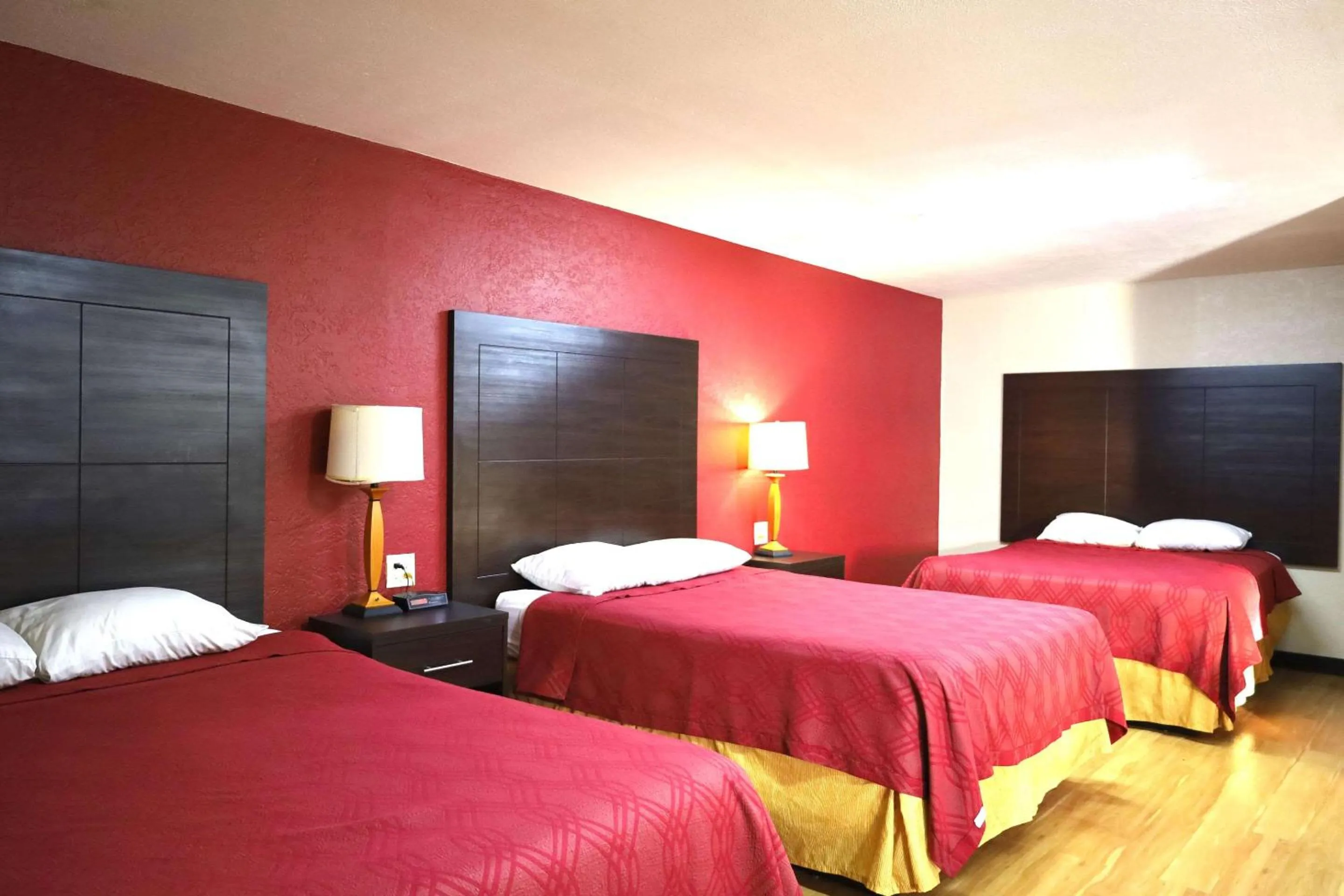 Bedroom, Bed in Rodeway Inn Pauls Valley