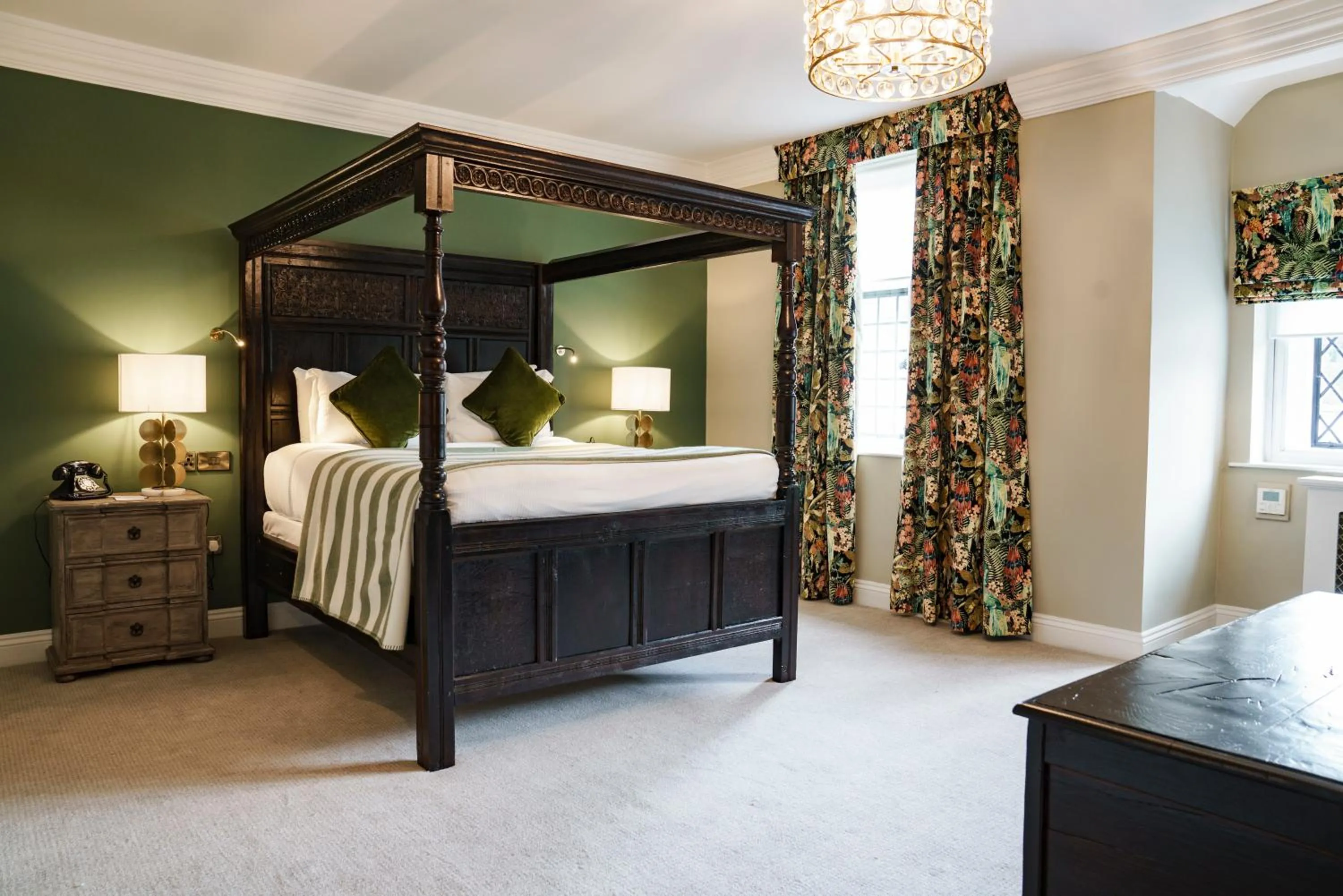 Photo of the whole room, Bed in The White Hart Hotel