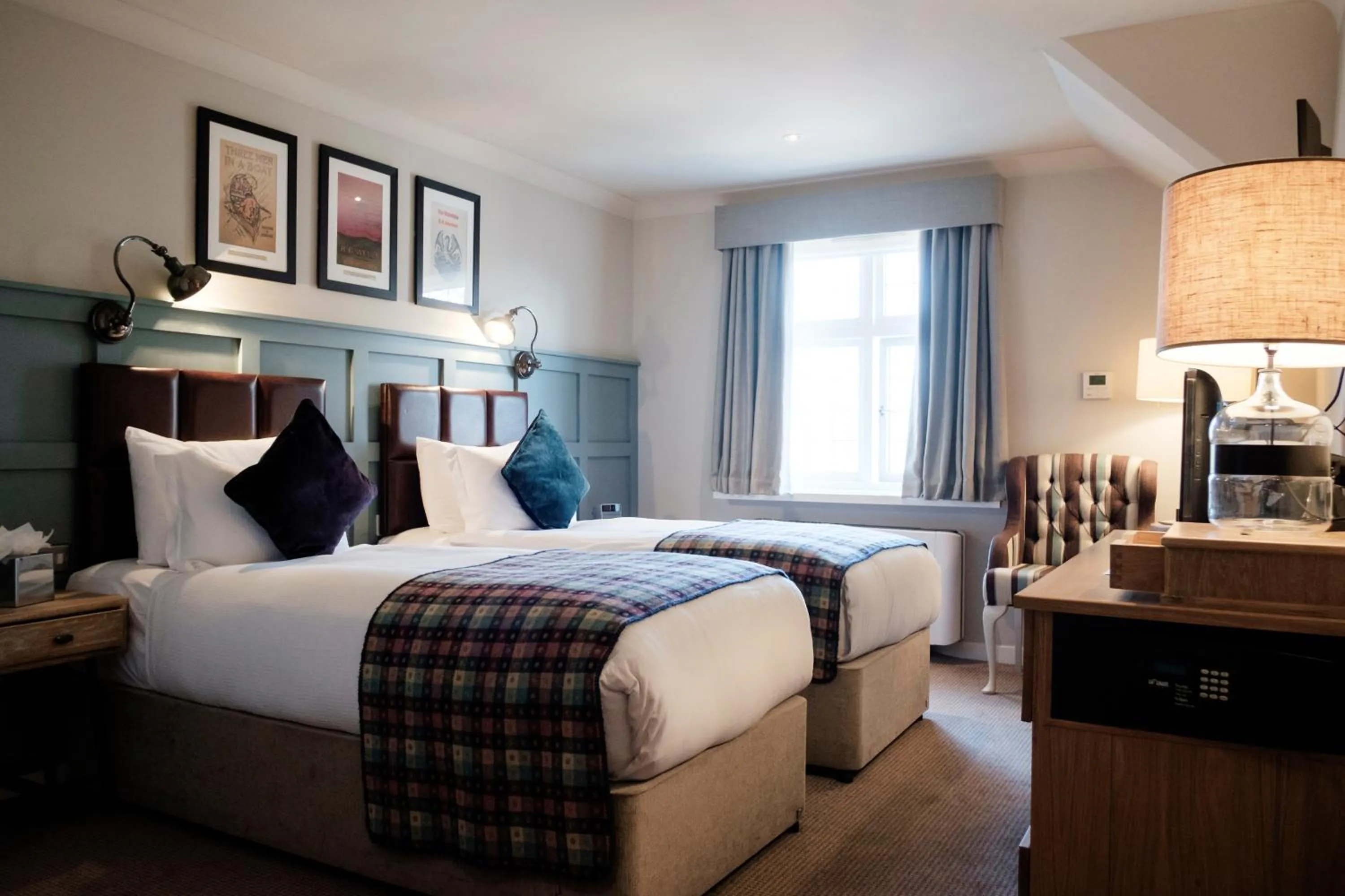 Photo of the whole room, Bed in The White Hart Hotel