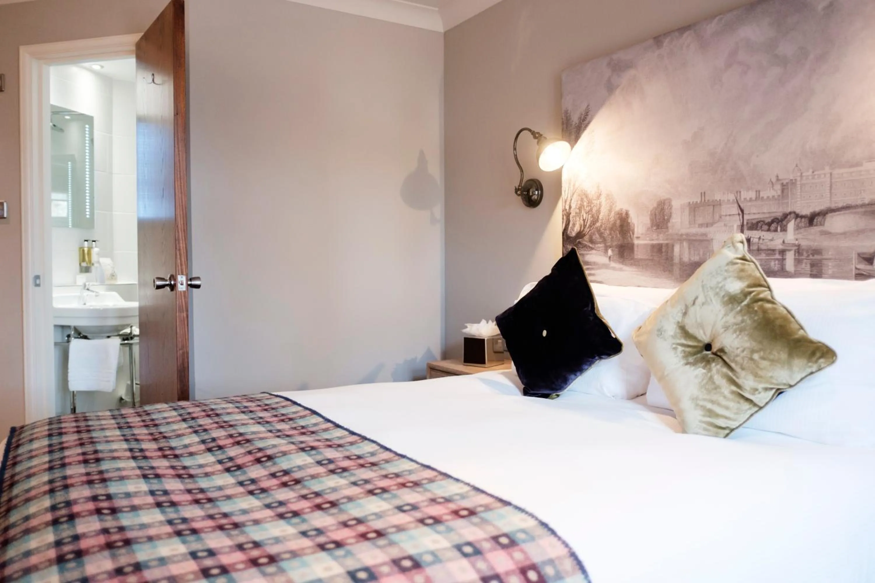 Photo of the whole room, Bed in The White Hart Hotel