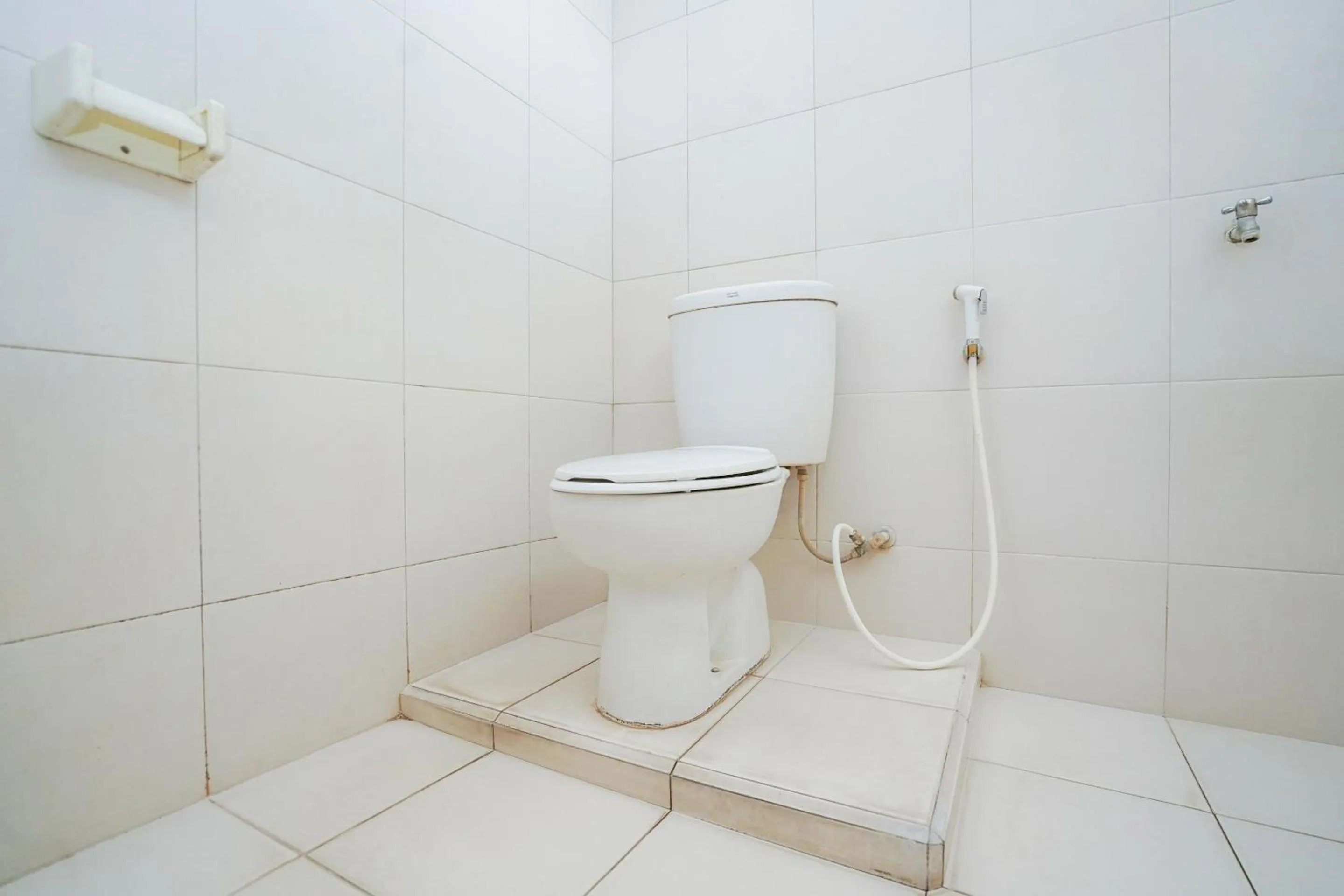 Bathroom in Capital O 1430 Hotel Ratna Syariah