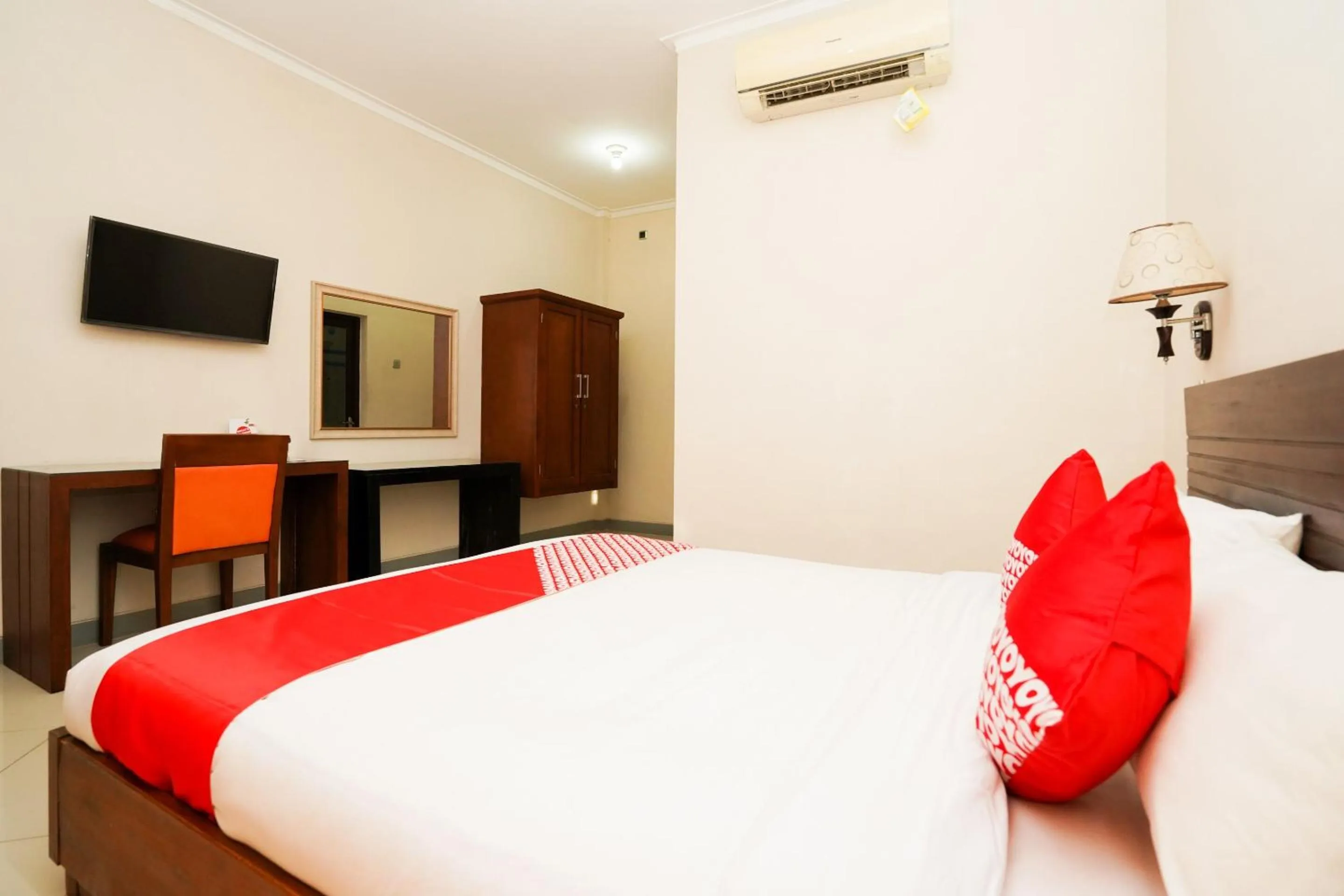 Bedroom, Bed in Capital O 1430 Hotel Ratna Syariah