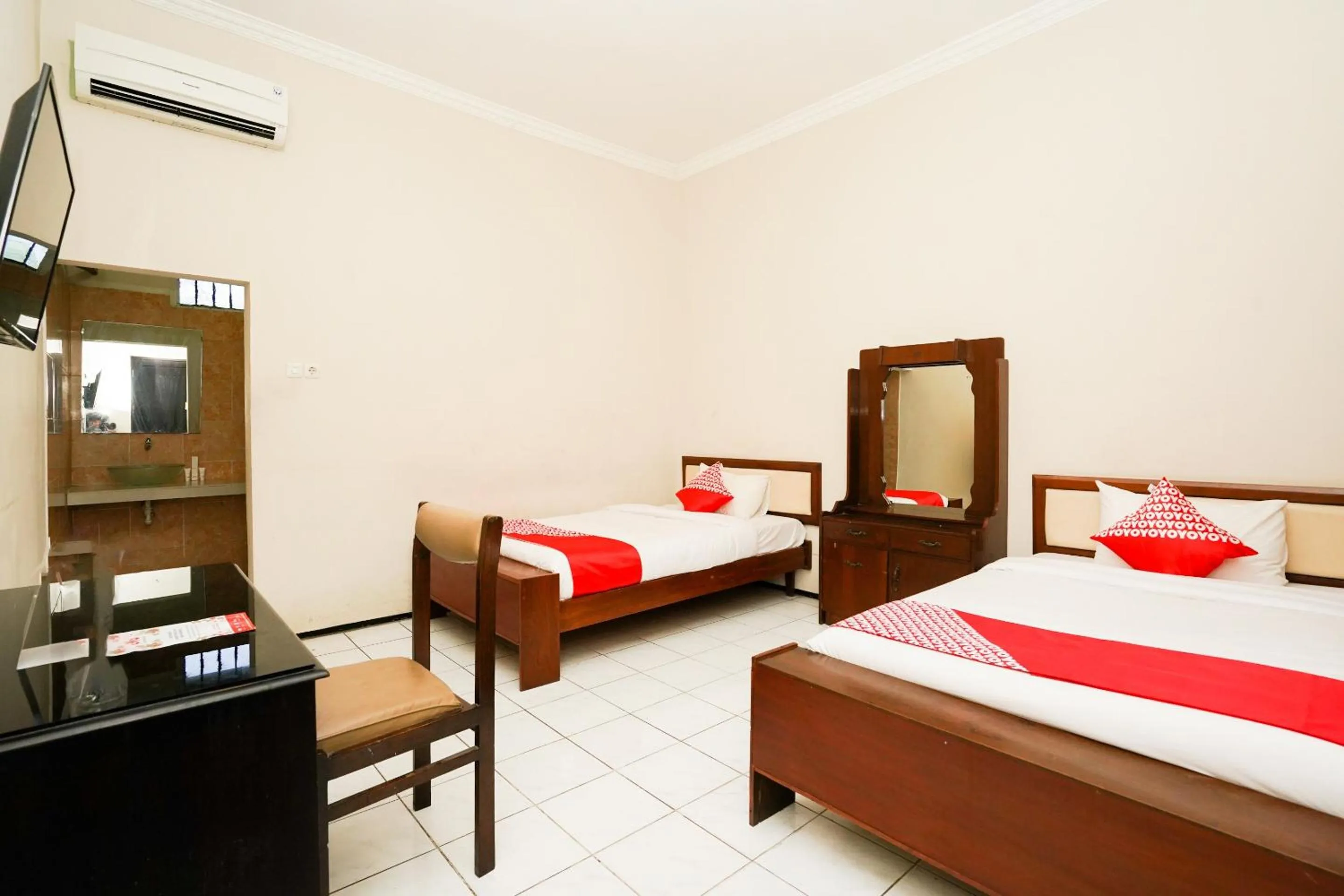 Bedroom, Bed in Capital O 1430 Hotel Ratna Syariah