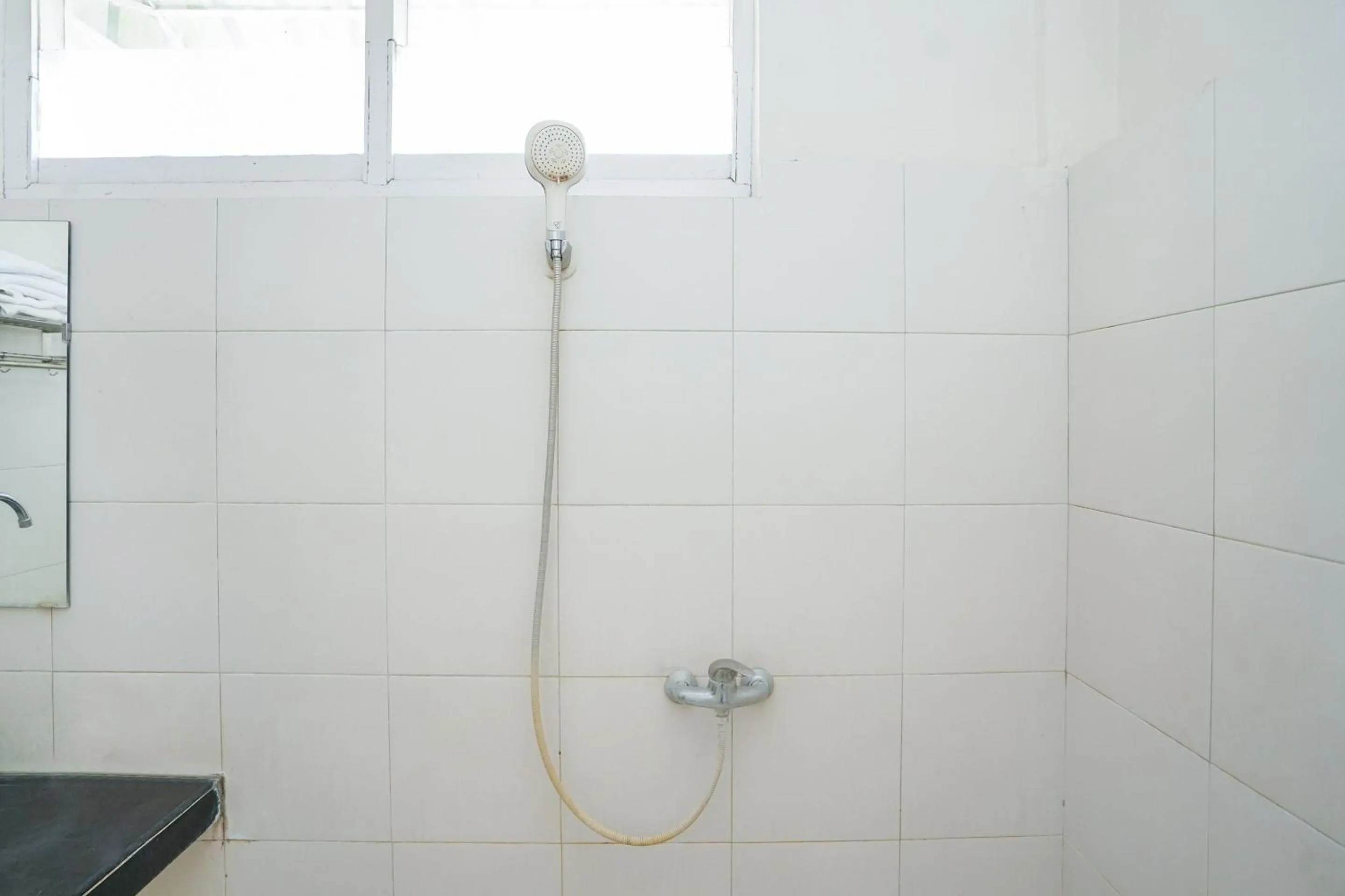 Bathroom in Capital O 1430 Hotel Ratna Syariah