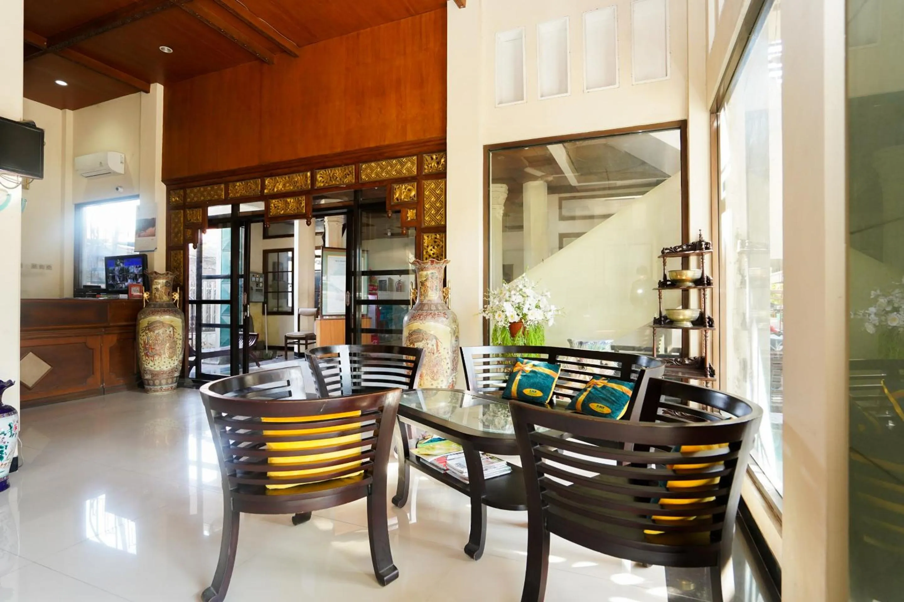 Lobby or reception in Capital O 1430 Hotel Ratna Syariah