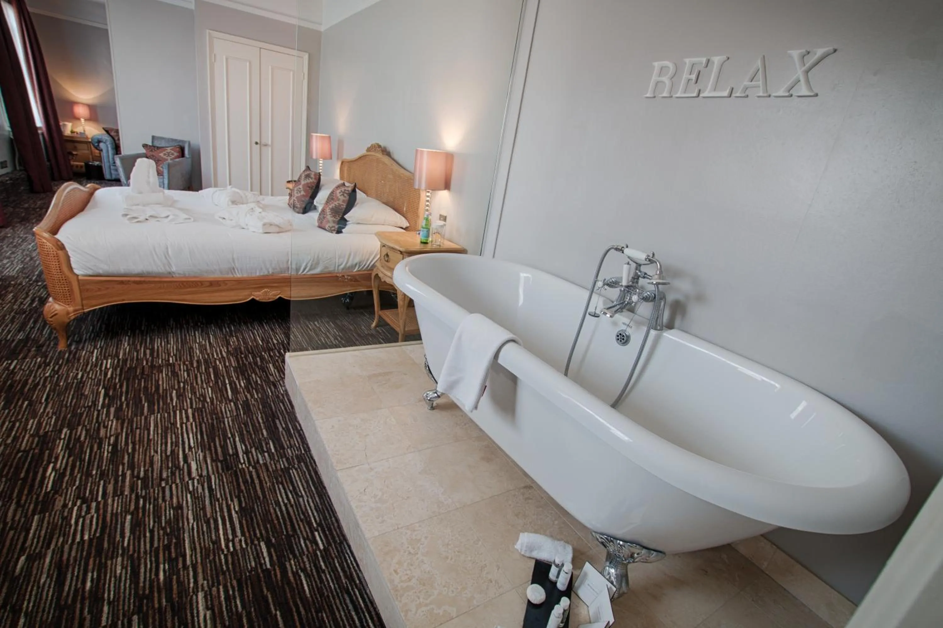 Bedroom, Bed in The Saracens Head Hotel