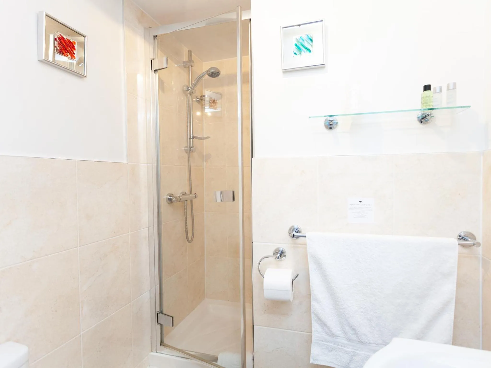 Bathroom in The Ravenswood B&B