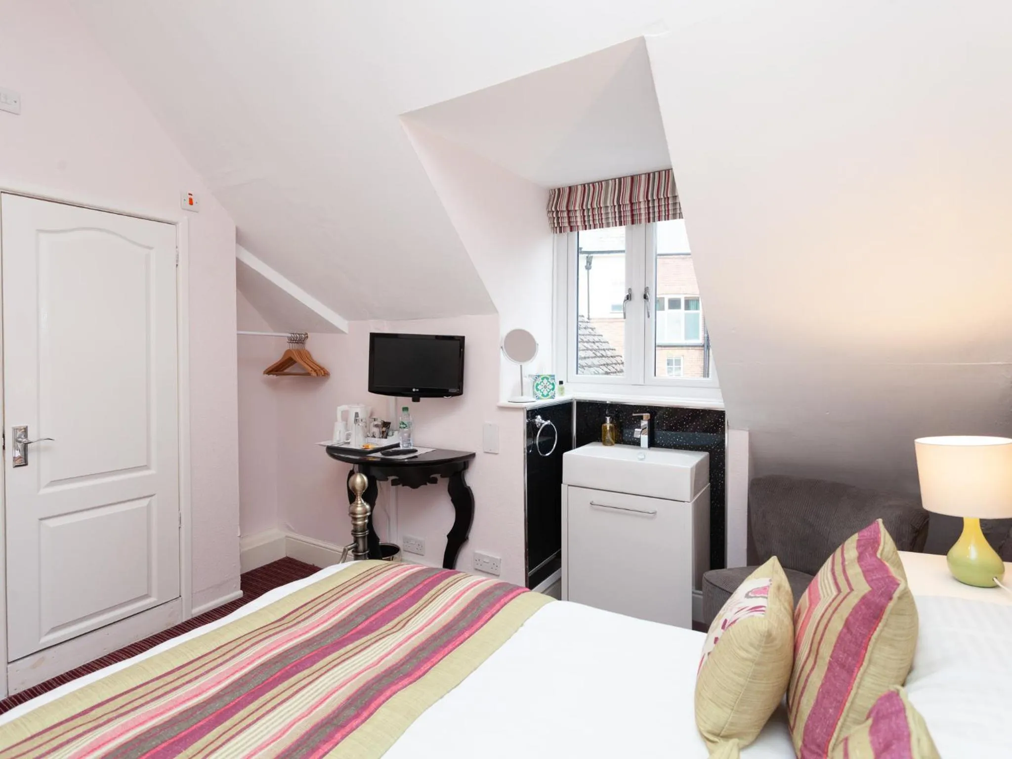 Bedroom, Bed in The Ravenswood B&B