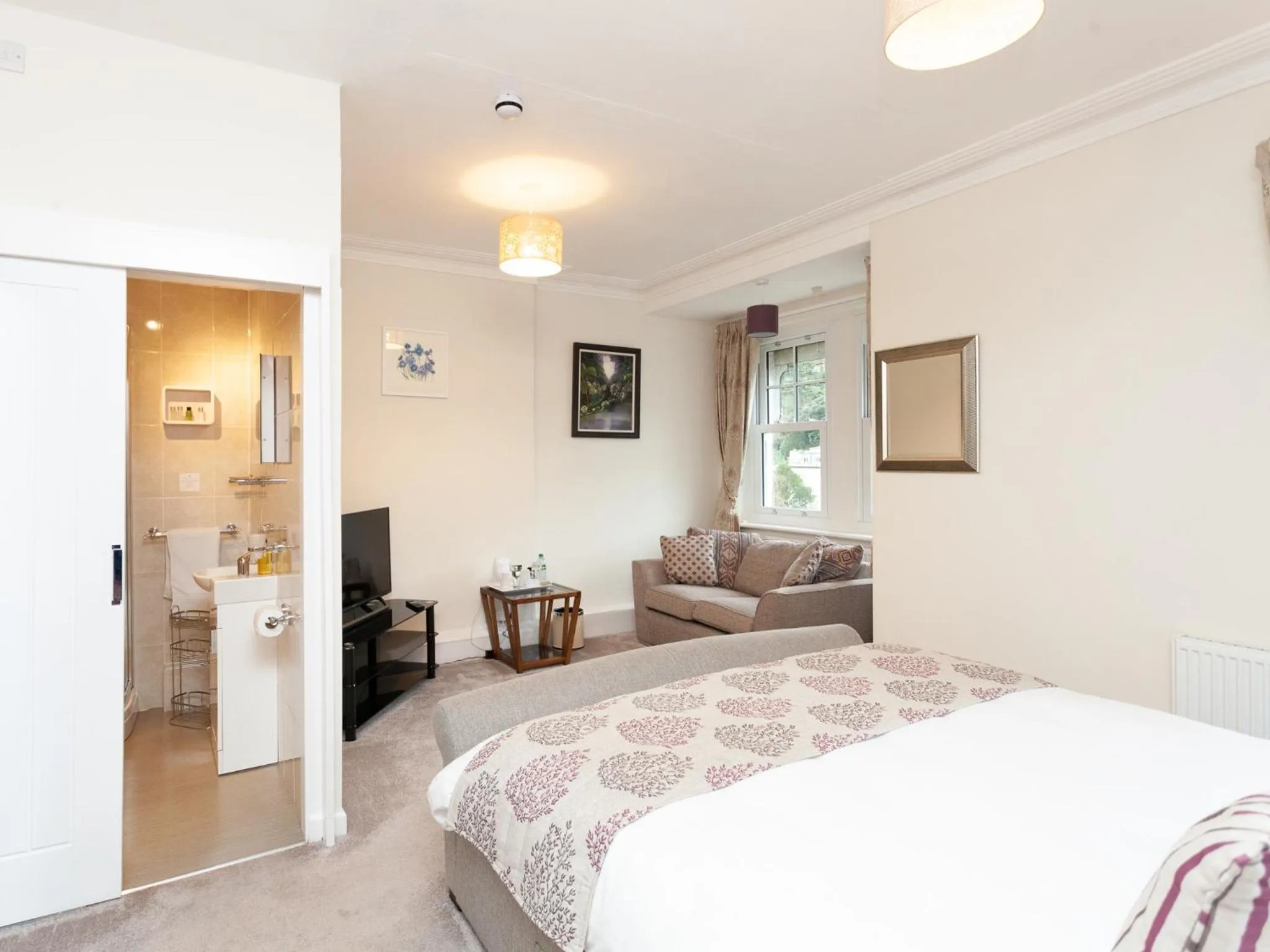 Bedroom, Bed in The Ravenswood B&B