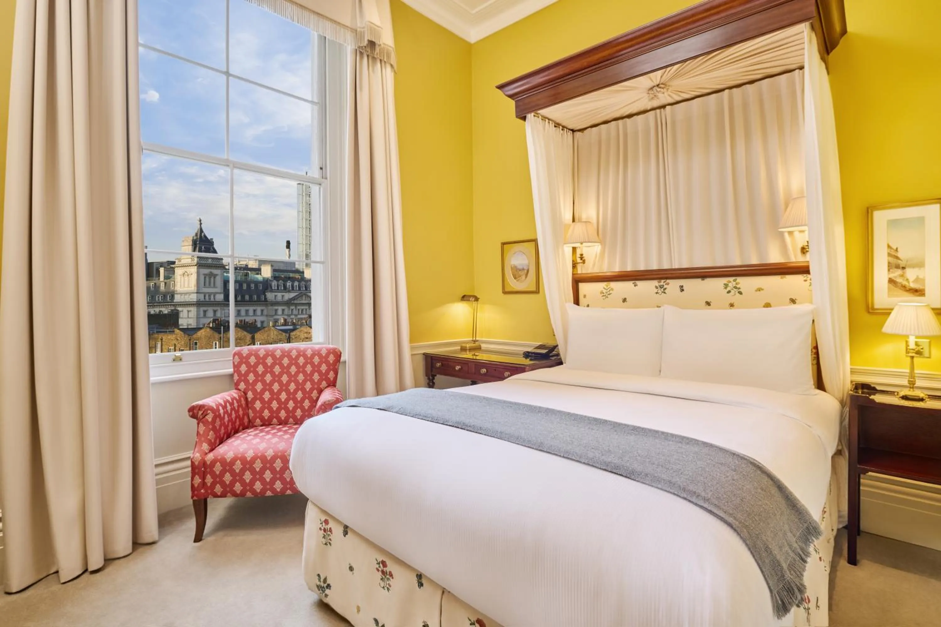 Photo of the whole room, Bed in Roseate House London