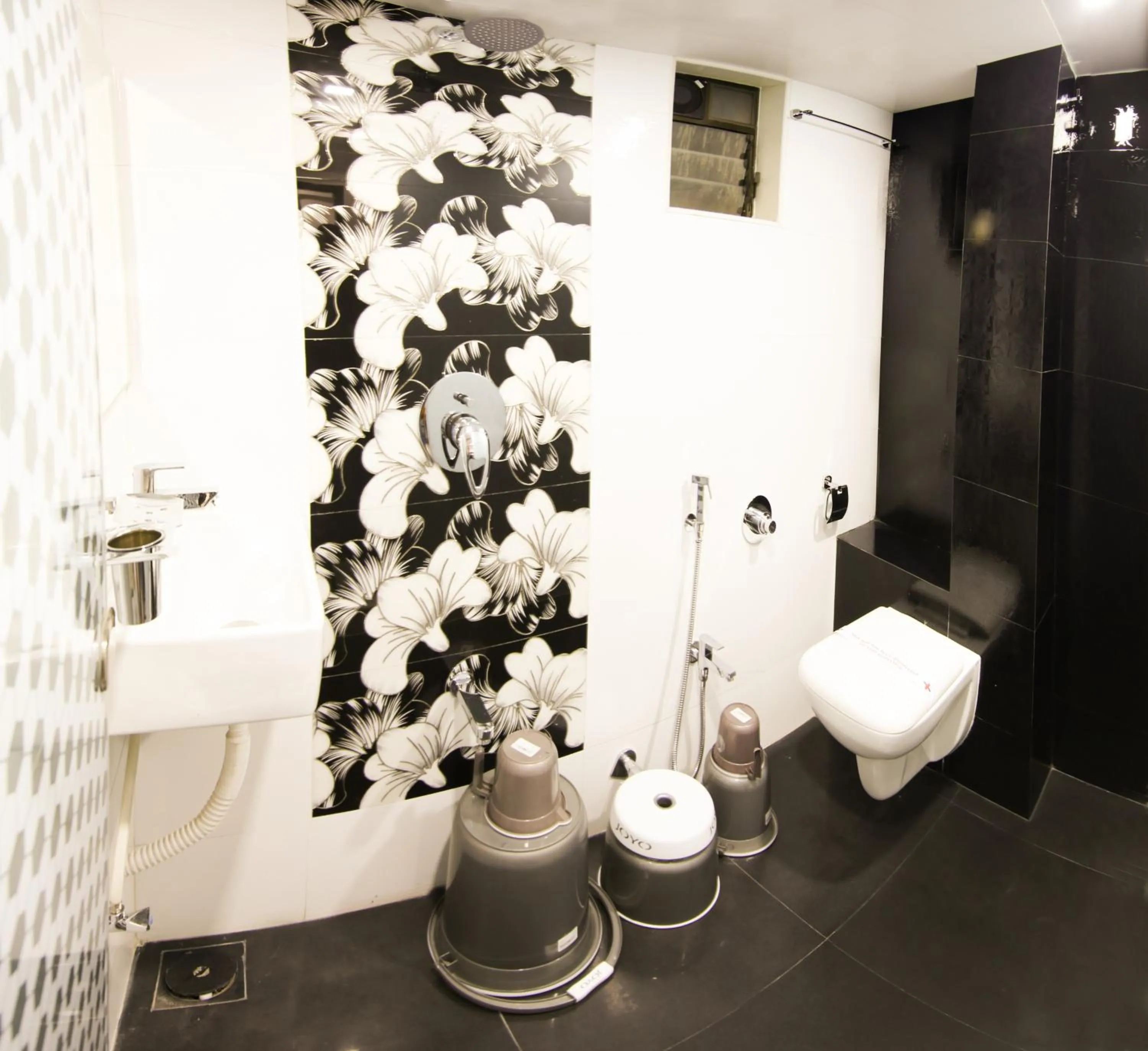 Shower in Hotel Fantacee