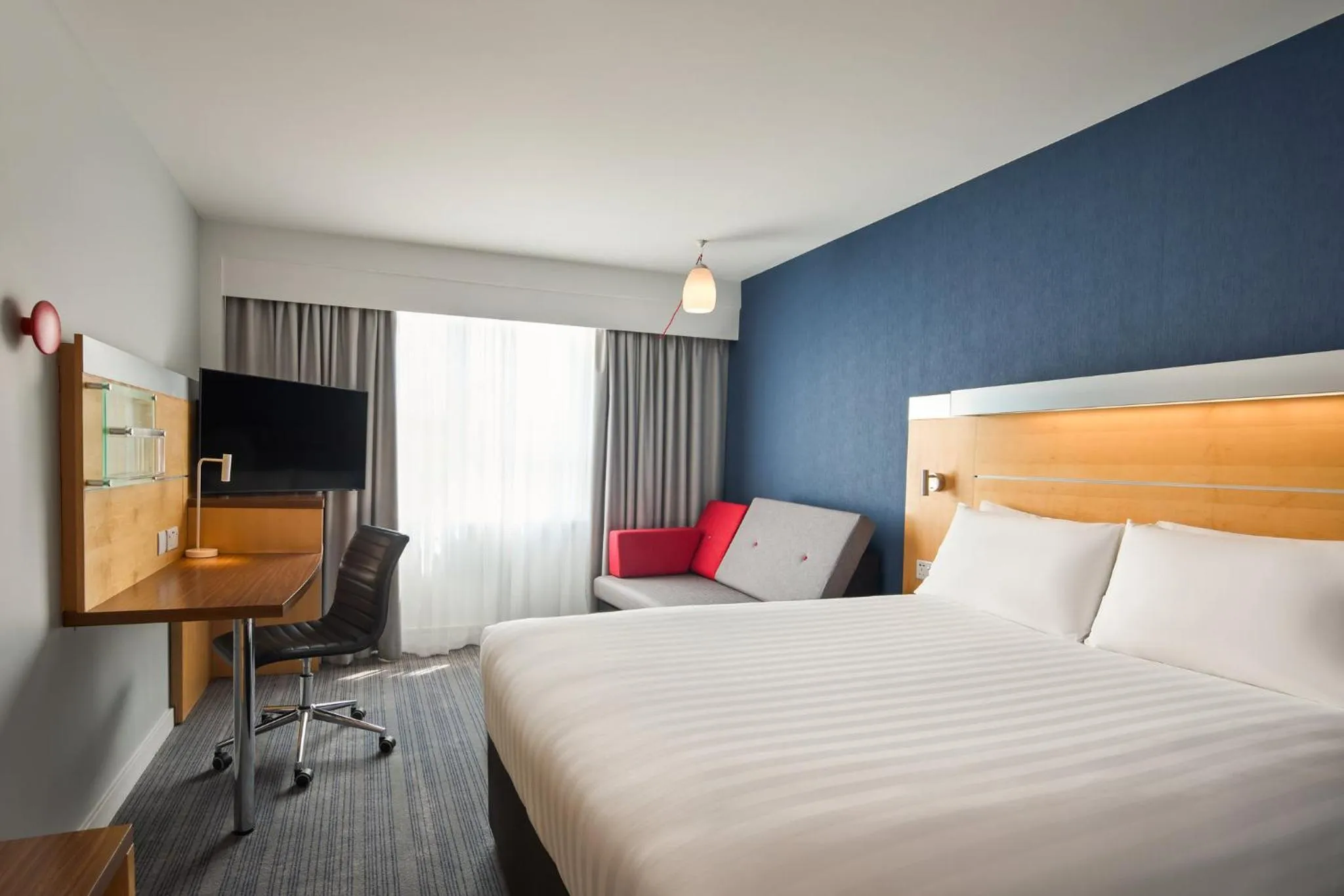 Photo of the whole room, Bed in Holiday Inn Express London Limehouse by IHG