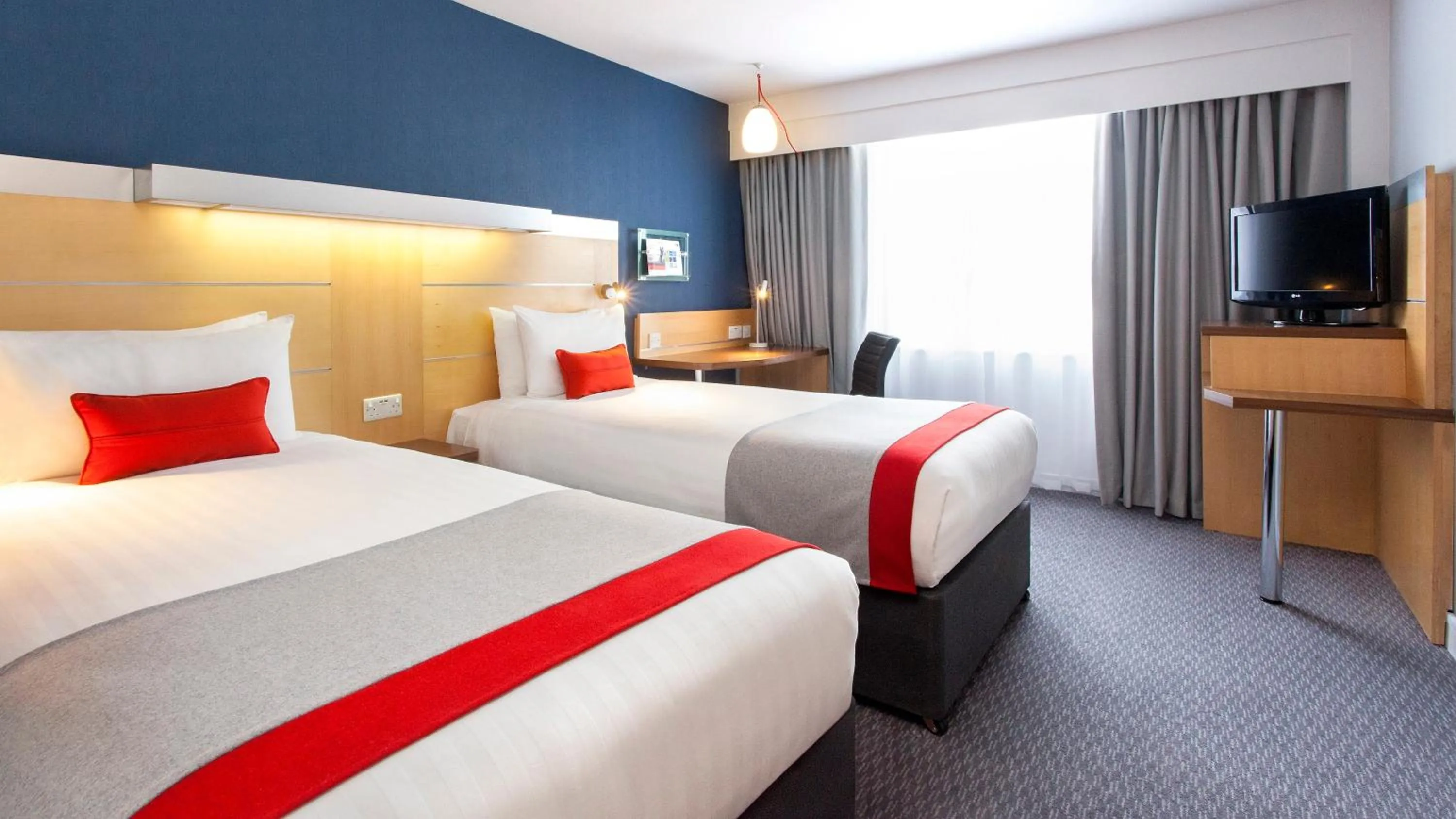 Photo of the whole room, Bed in Holiday Inn Express London Limehouse by IHG