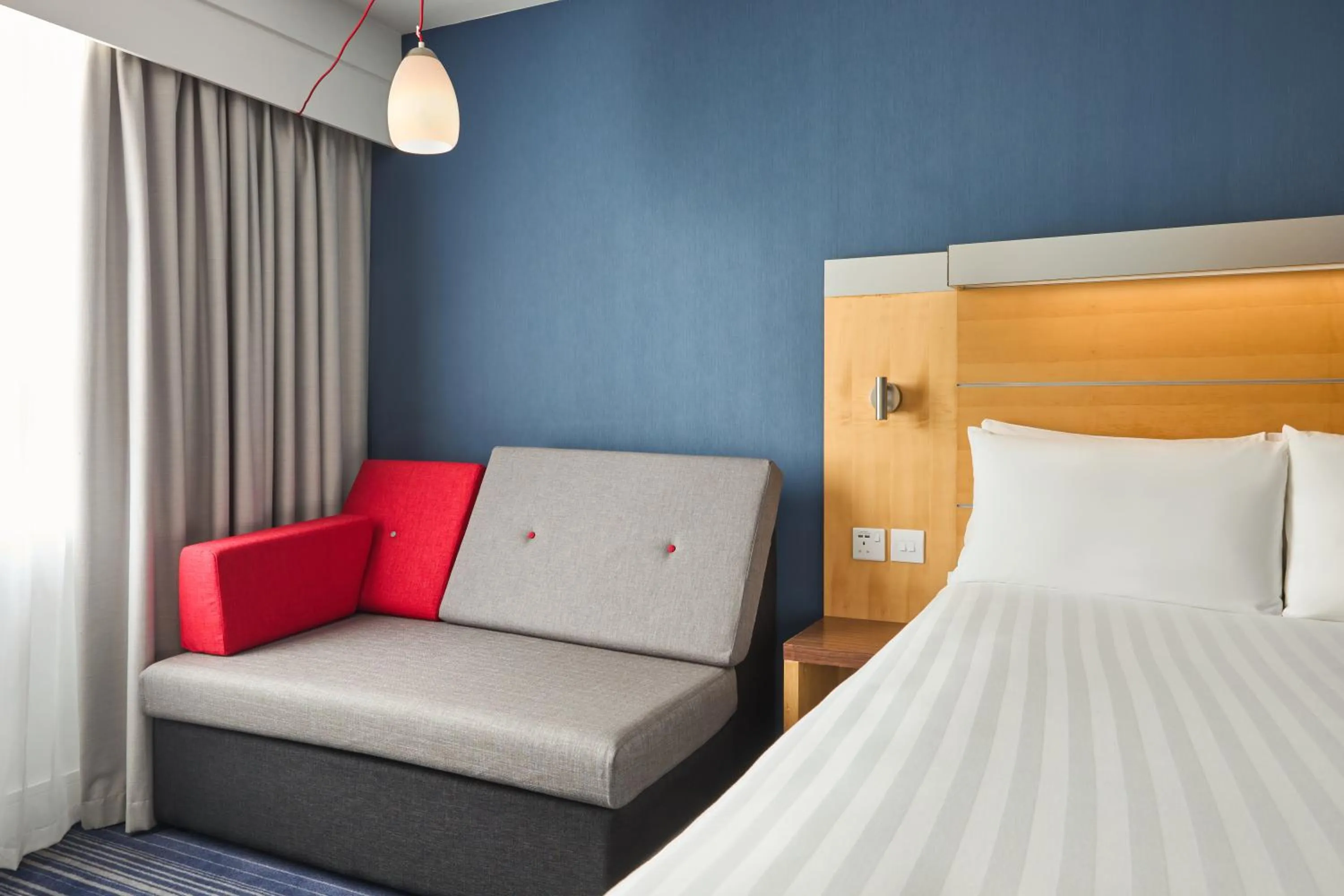 Bed in Holiday Inn Express London Limehouse by IHG