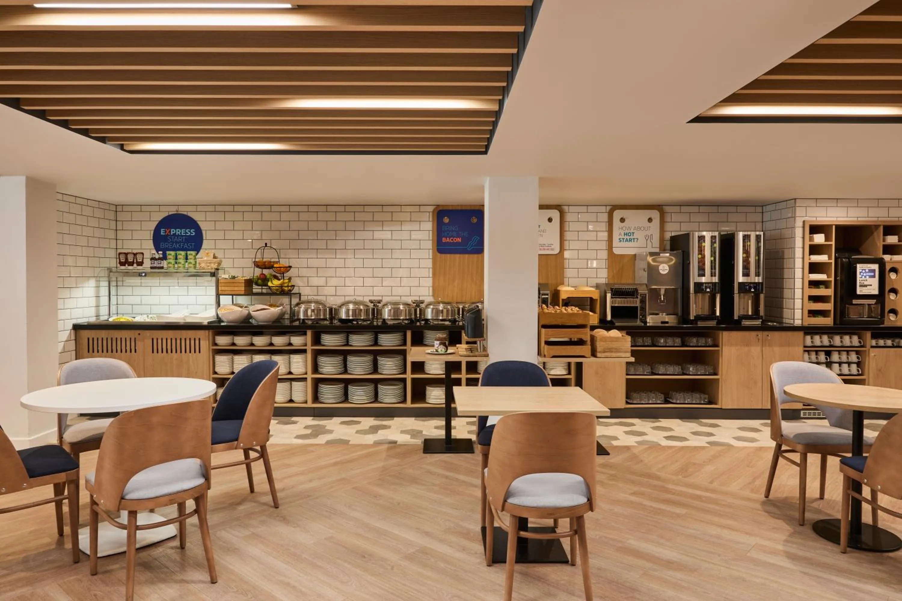 Restaurant/places to eat in Holiday Inn Express London Limehouse by IHG