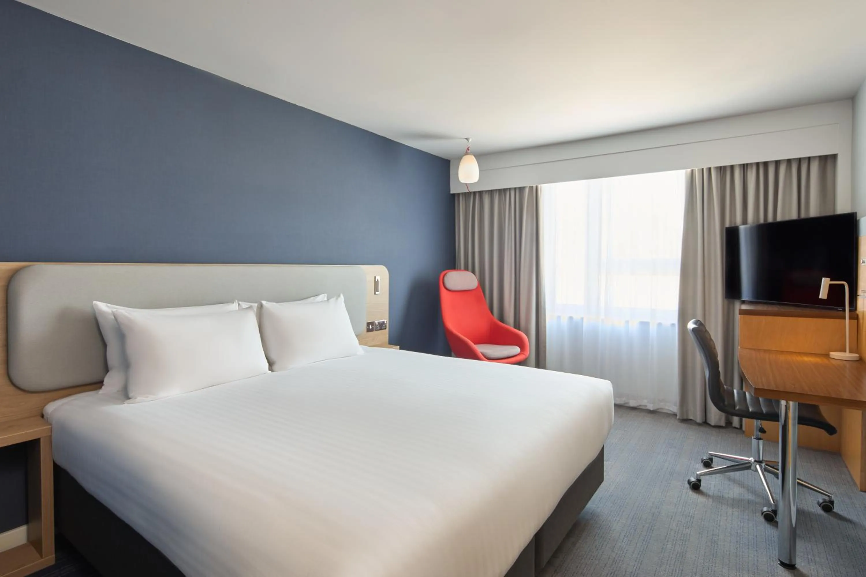 Bed in Holiday Inn Express London Limehouse by IHG